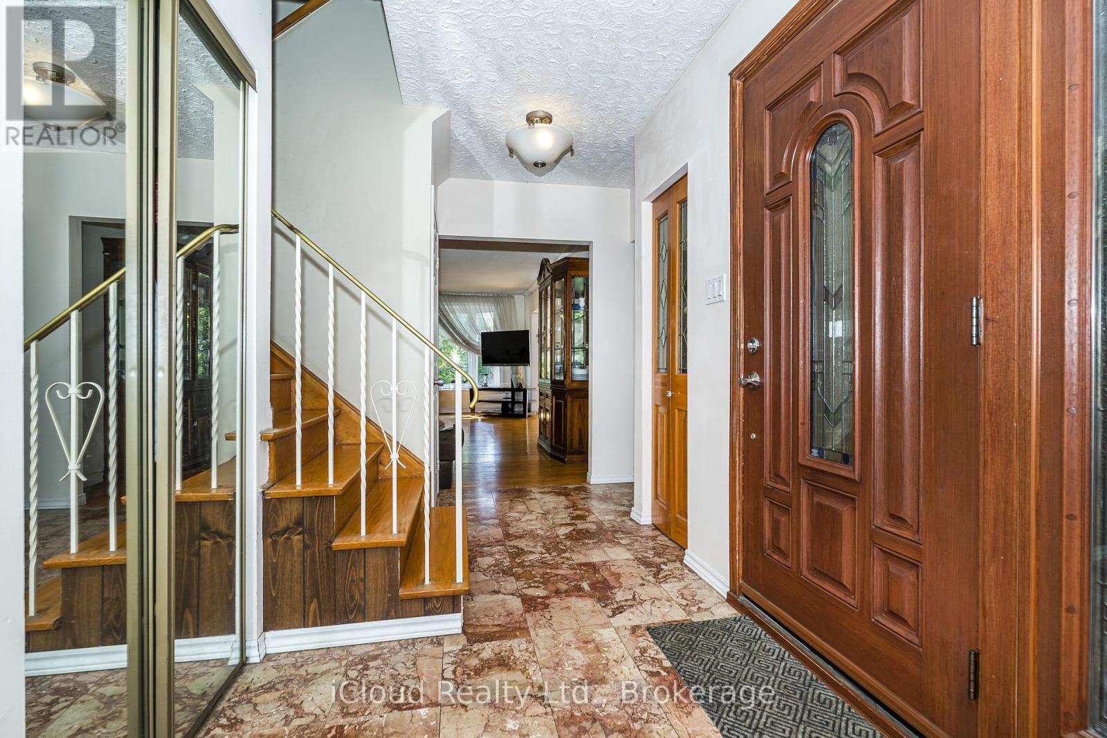 1704 Oberon Crescent, Mississauga, Ontario  L4X 2K8 - Photo 4 - W13490872