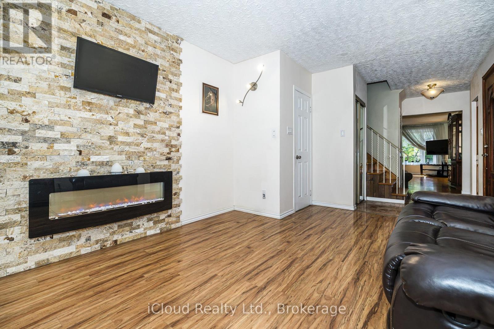 1704 Oberon Crescent, Mississauga, Ontario  L4X 2K8 - Photo 6 - W13490872