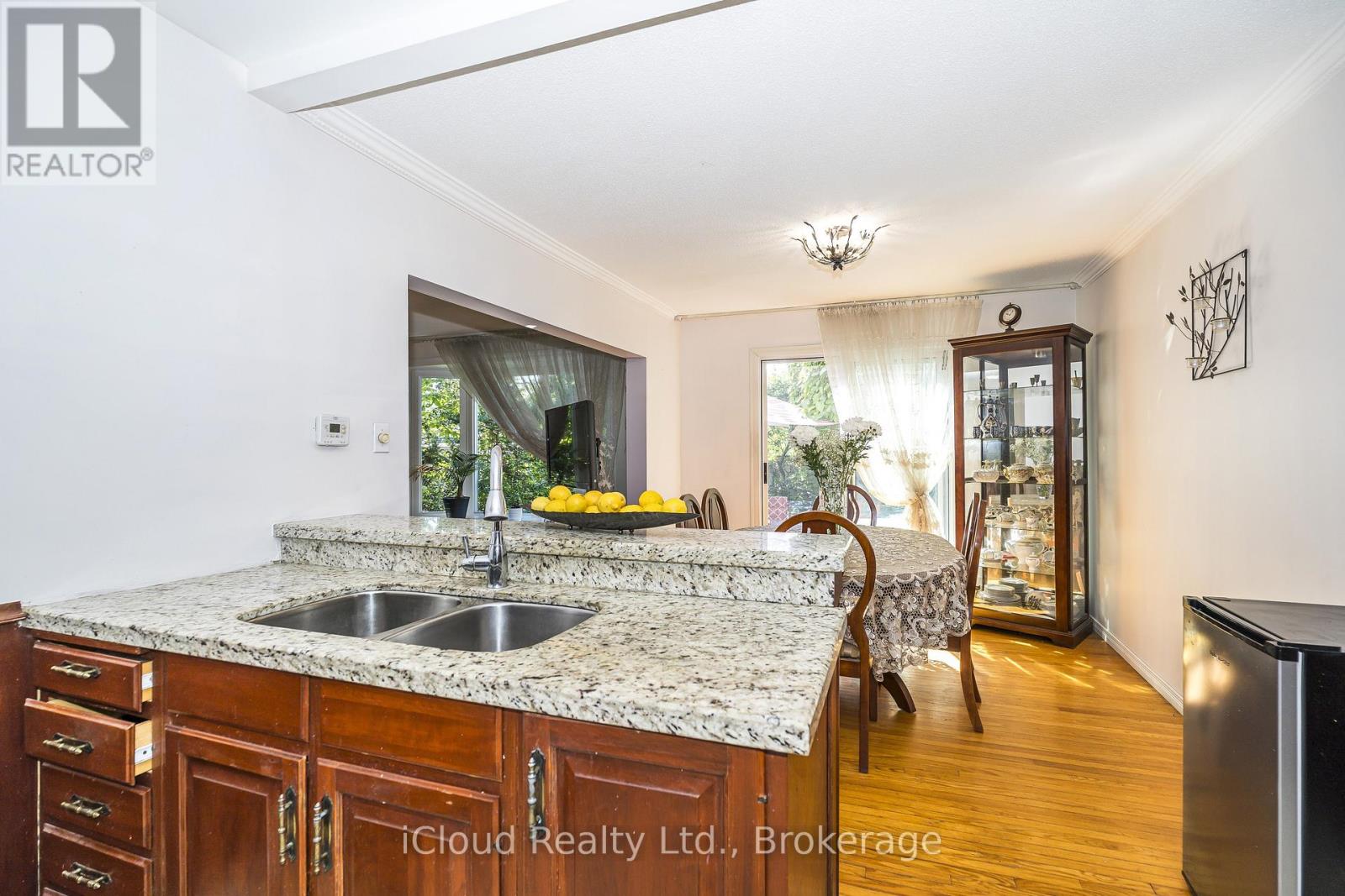 1704 Oberon Crescent, Mississauga, Ontario  L4X 2K8 - Photo 14 - W13490872