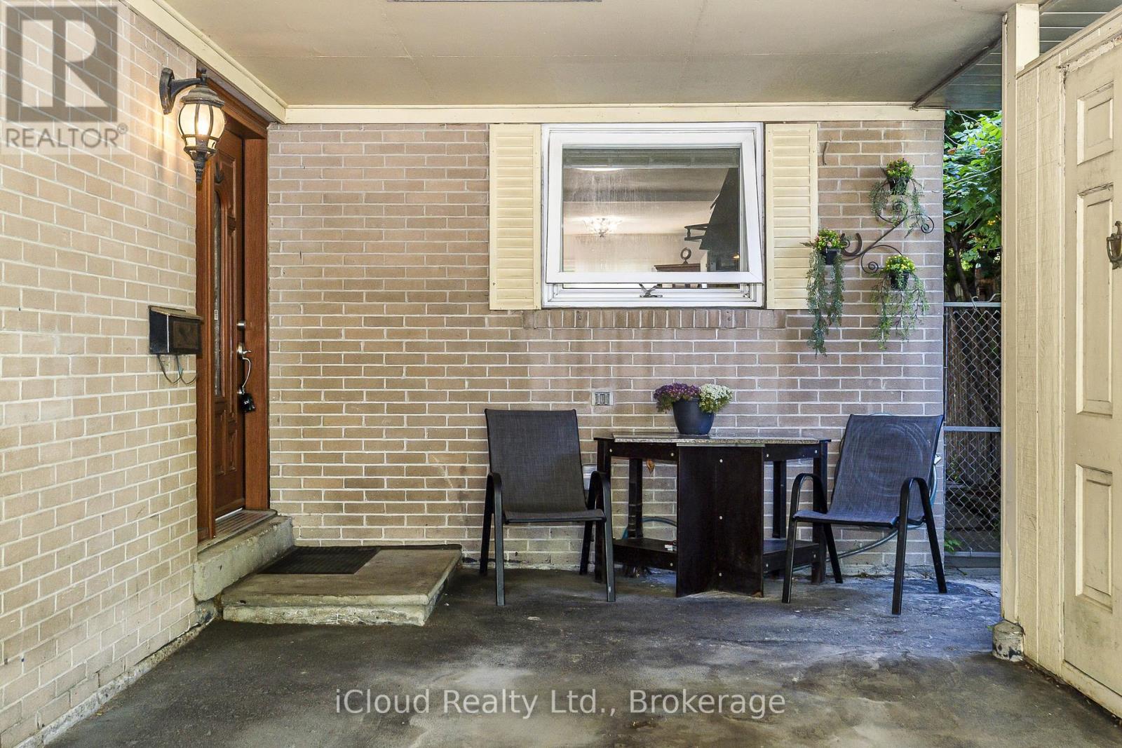 1704 Oberon Crescent, Mississauga, Ontario  L4X 2K8 - Photo 2 - W13490872