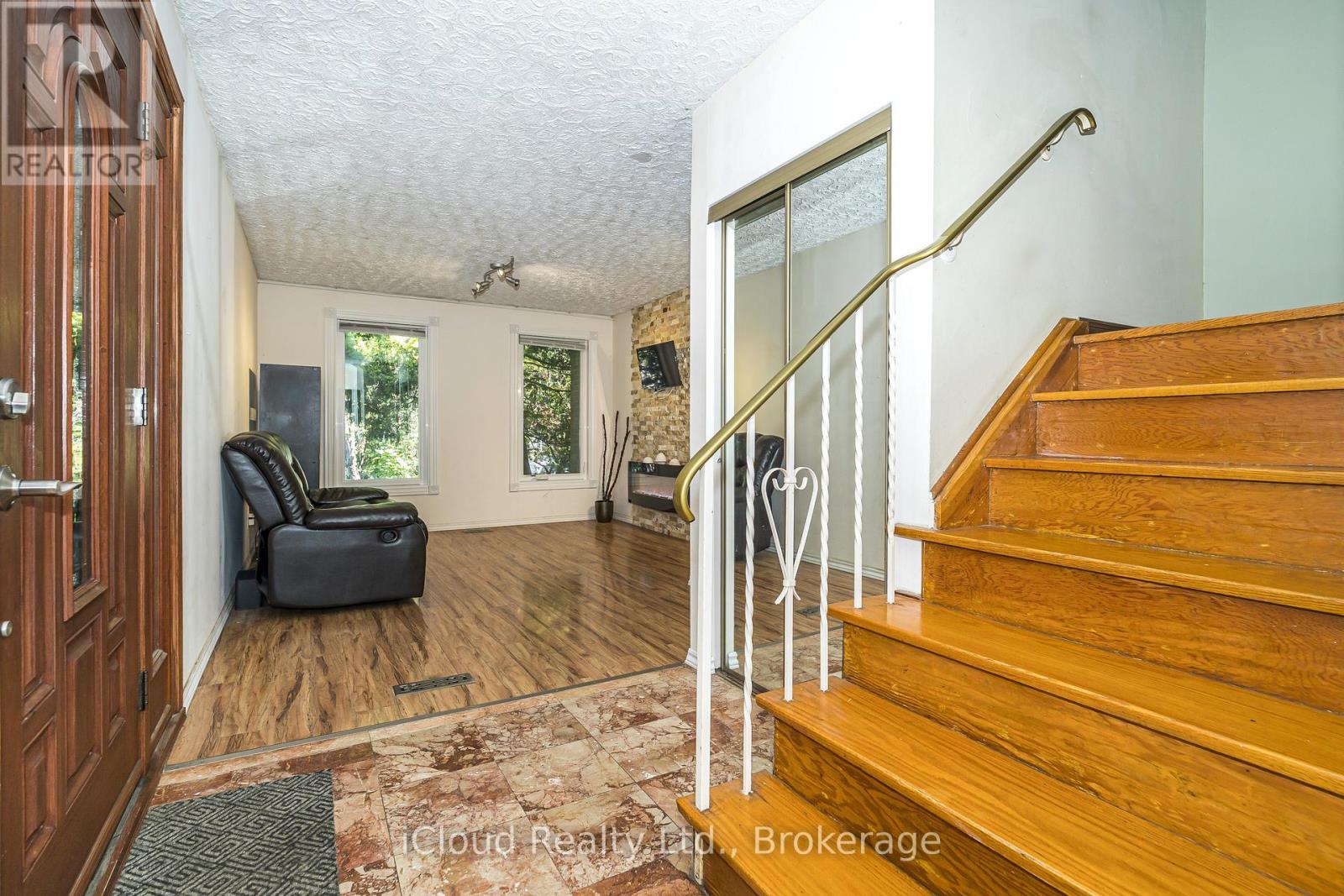1704 Oberon Crescent, Mississauga, Ontario  L4X 2K8 - Photo 5 - W13490872