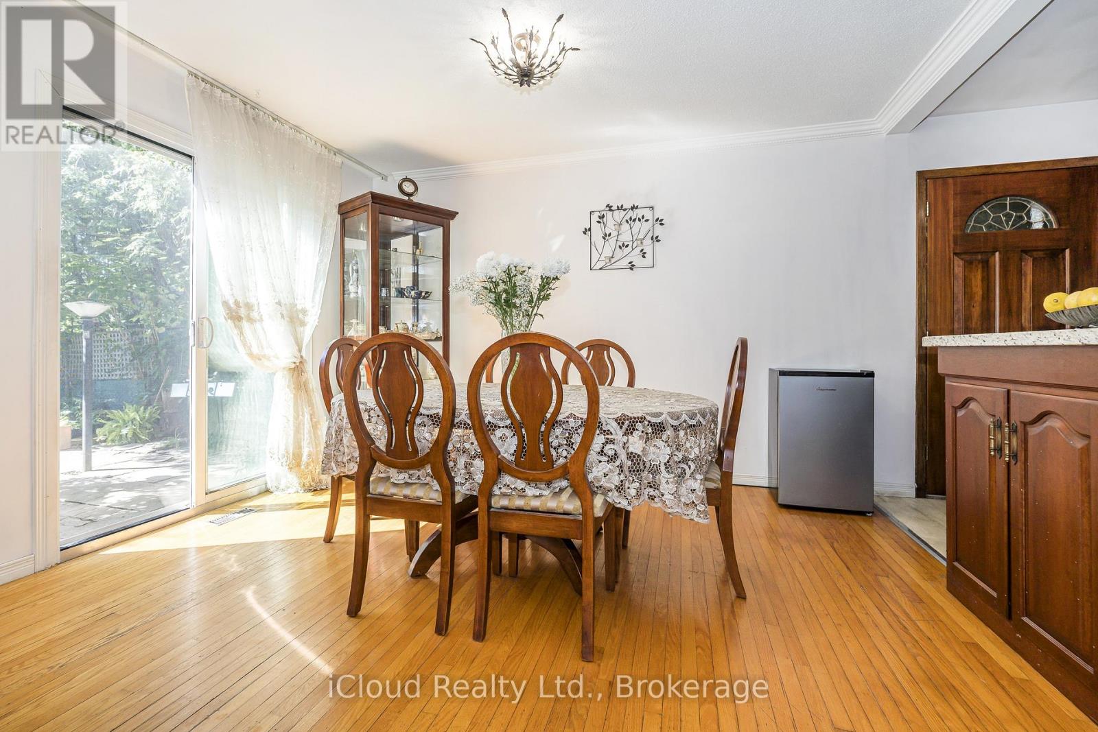 1704 Oberon Crescent, Mississauga, Ontario  L4X 2K8 - Photo 15 - W13490872