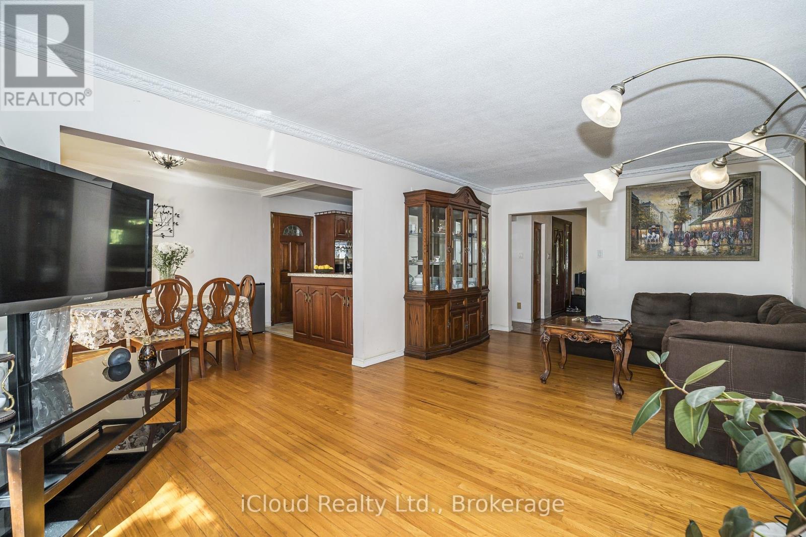 1704 Oberon Crescent, Mississauga, Ontario  L4X 2K8 - Photo 9 - W13490872