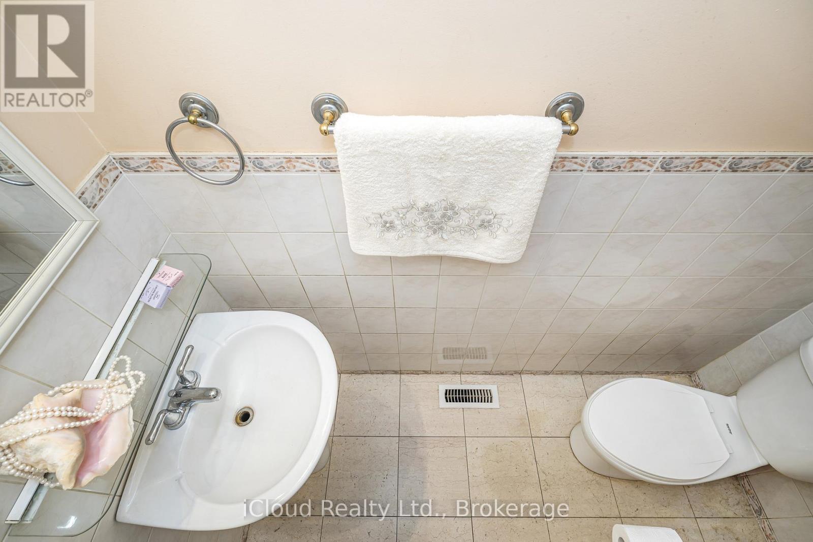 1704 Oberon Crescent, Mississauga, Ontario  L4X 2K8 - Photo 7 - W13490872