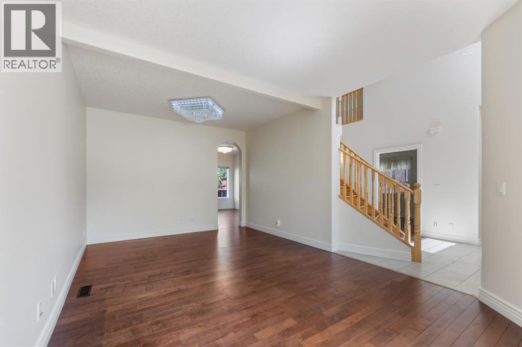 90 Royal Highland Road NW, Calgary, Alberta  T3G 4Y4 - Photo 12 - A2312514