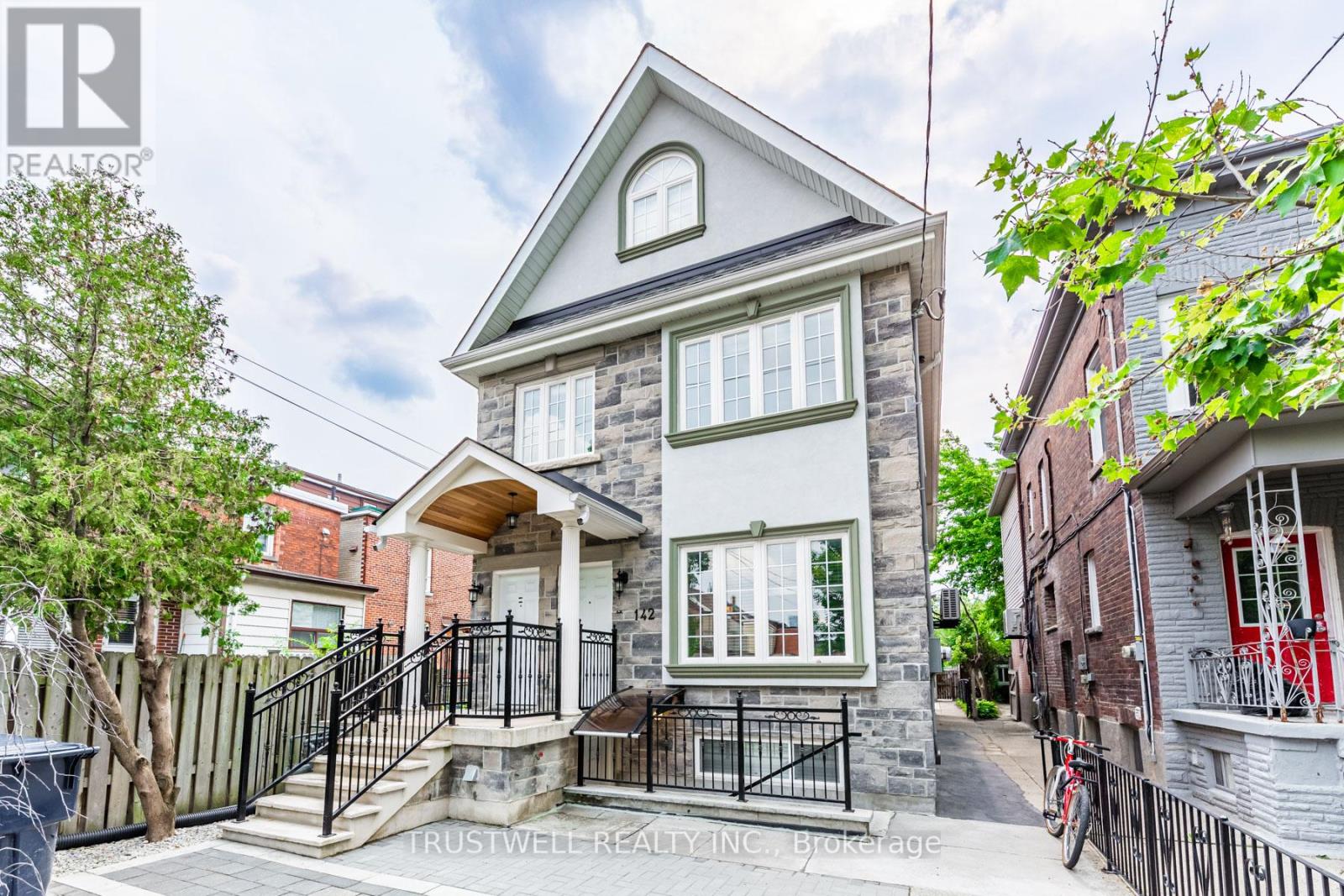 142 Borden Street, Toronto, Ontario  M5S 2N3 - Photo 2 - C13498482