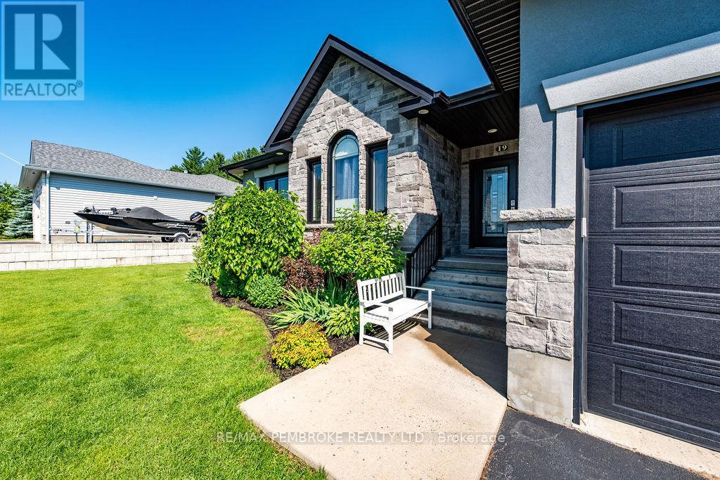 19 Nick Street, Petawawa, Ontario  K8H 0C2 - Photo 2 - X13109794