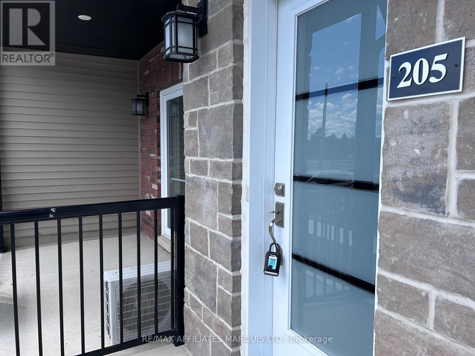 205 - 229 Water Street E, Cornwall, Ontario  K6H 1A2 - Photo 2 - X12261784