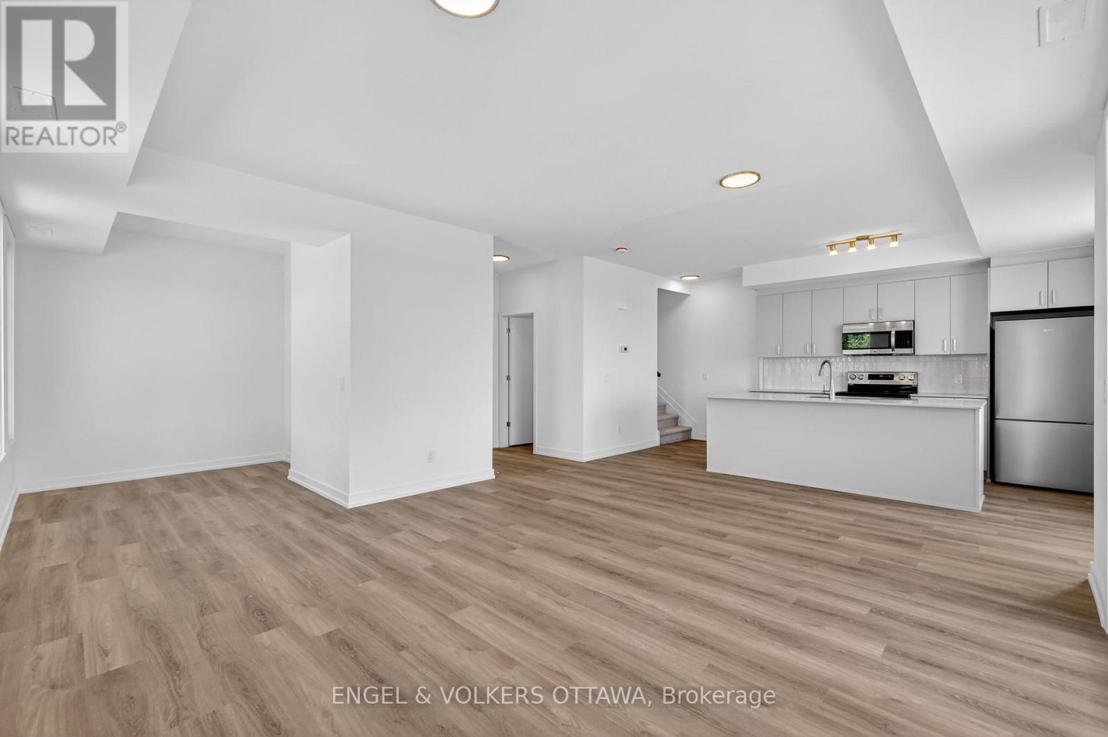 120 Stardust Private, Ottawa, Ontario  K1T 3W6 - Photo 3 - X13498616