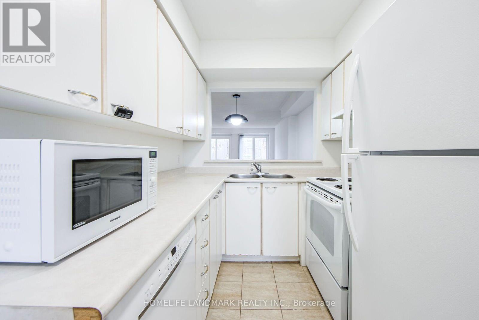 25 Warner Avenue, Toronto, Ontario  M4A 2X1 - Photo 5 - C13498654