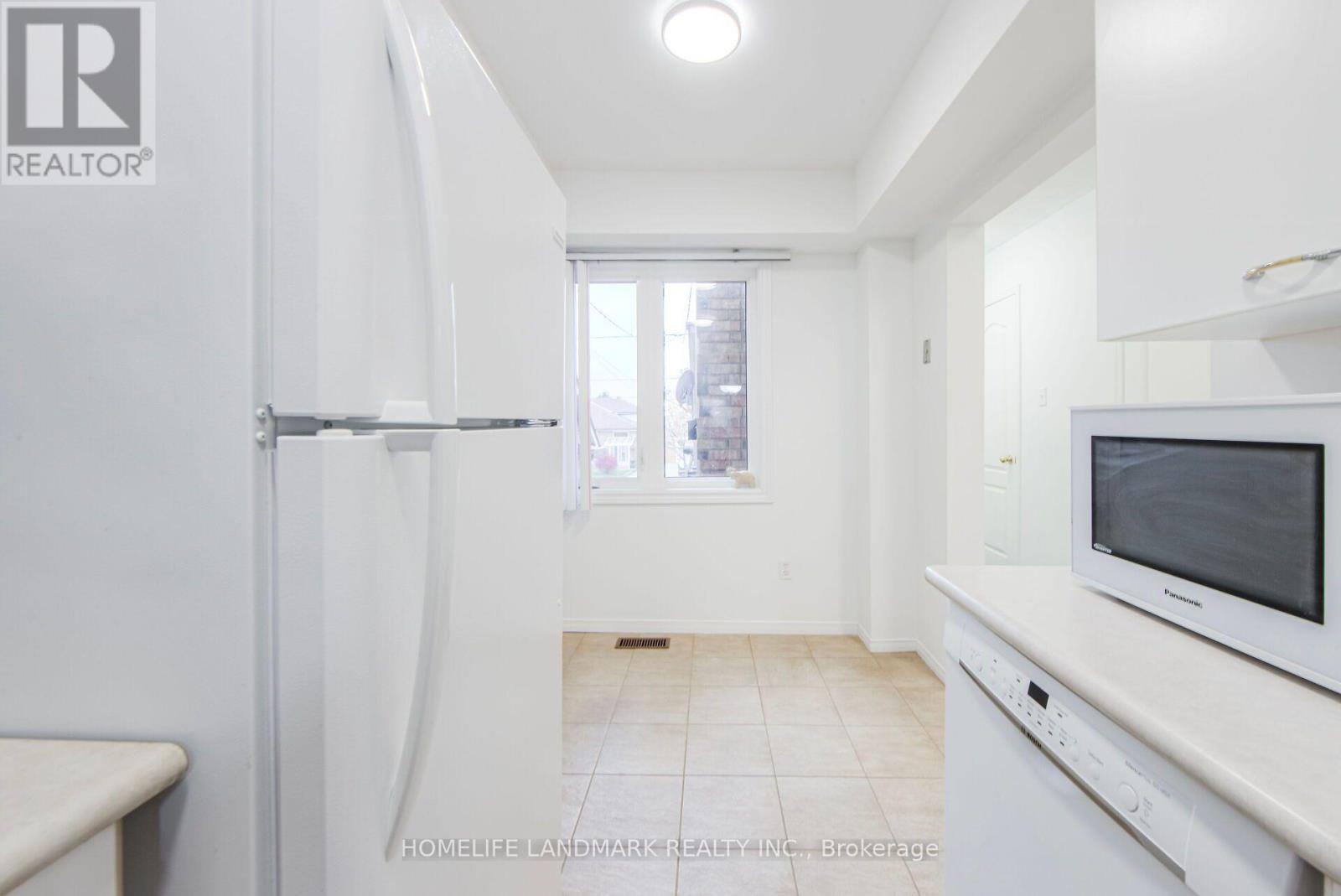 25 Warner Avenue, Toronto, Ontario  M4A 2X1 - Photo 6 - C13498654
