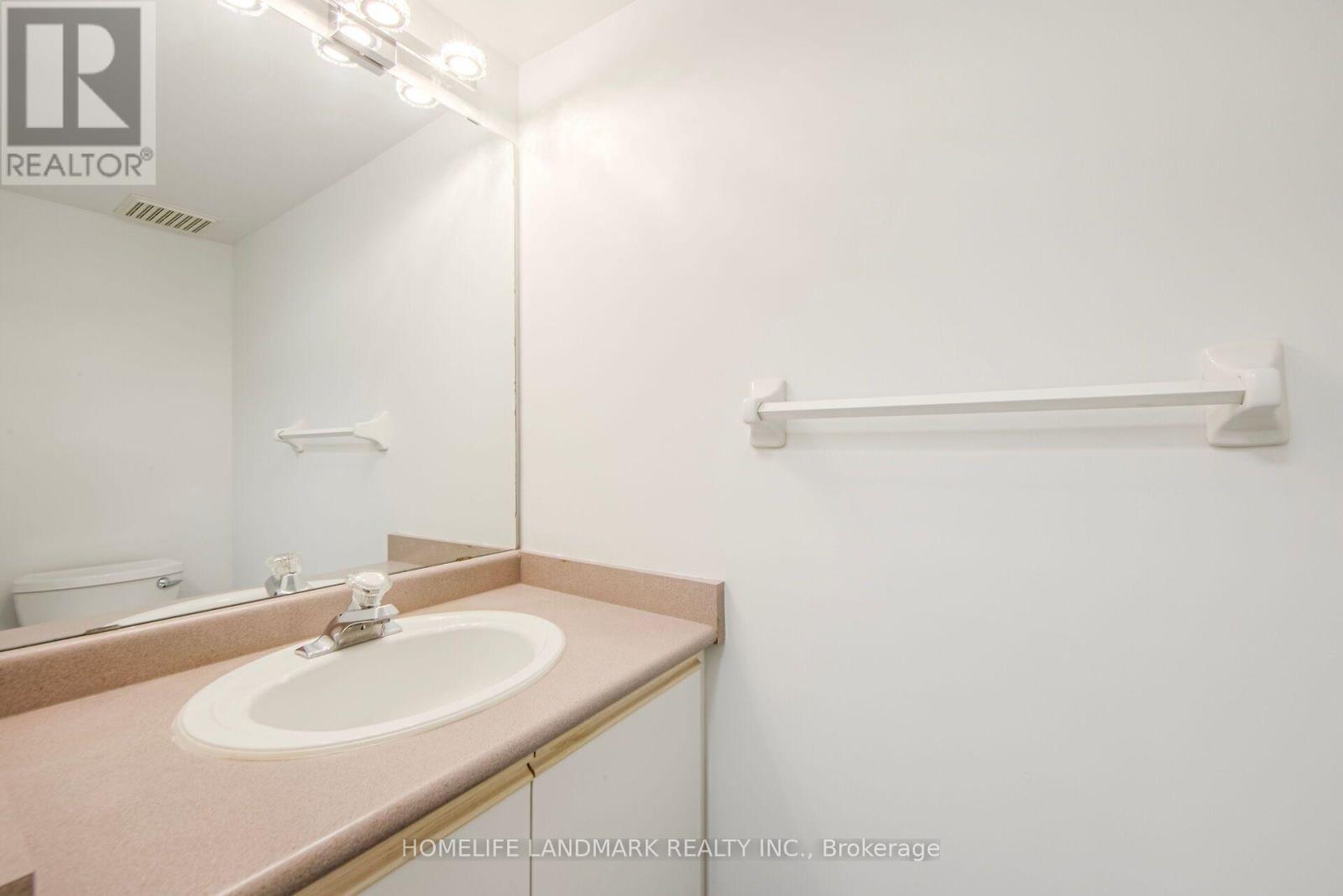25 Warner Avenue, Toronto, Ontario  M4A 2X1 - Photo 13 - C13498654