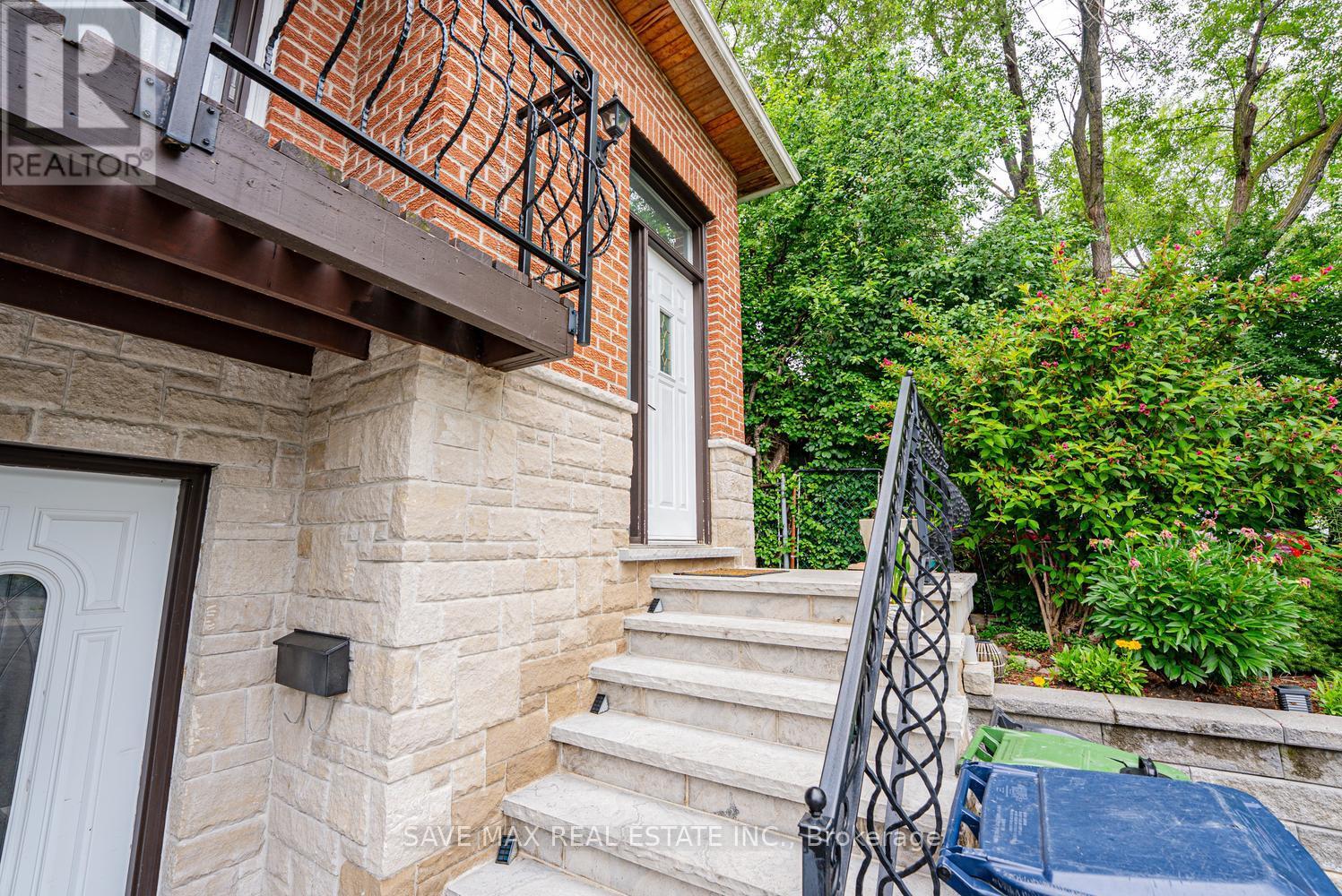 18 Levitt Court, Toronto, Ontario  M2R 3P9 - Photo 3 - C13498900
