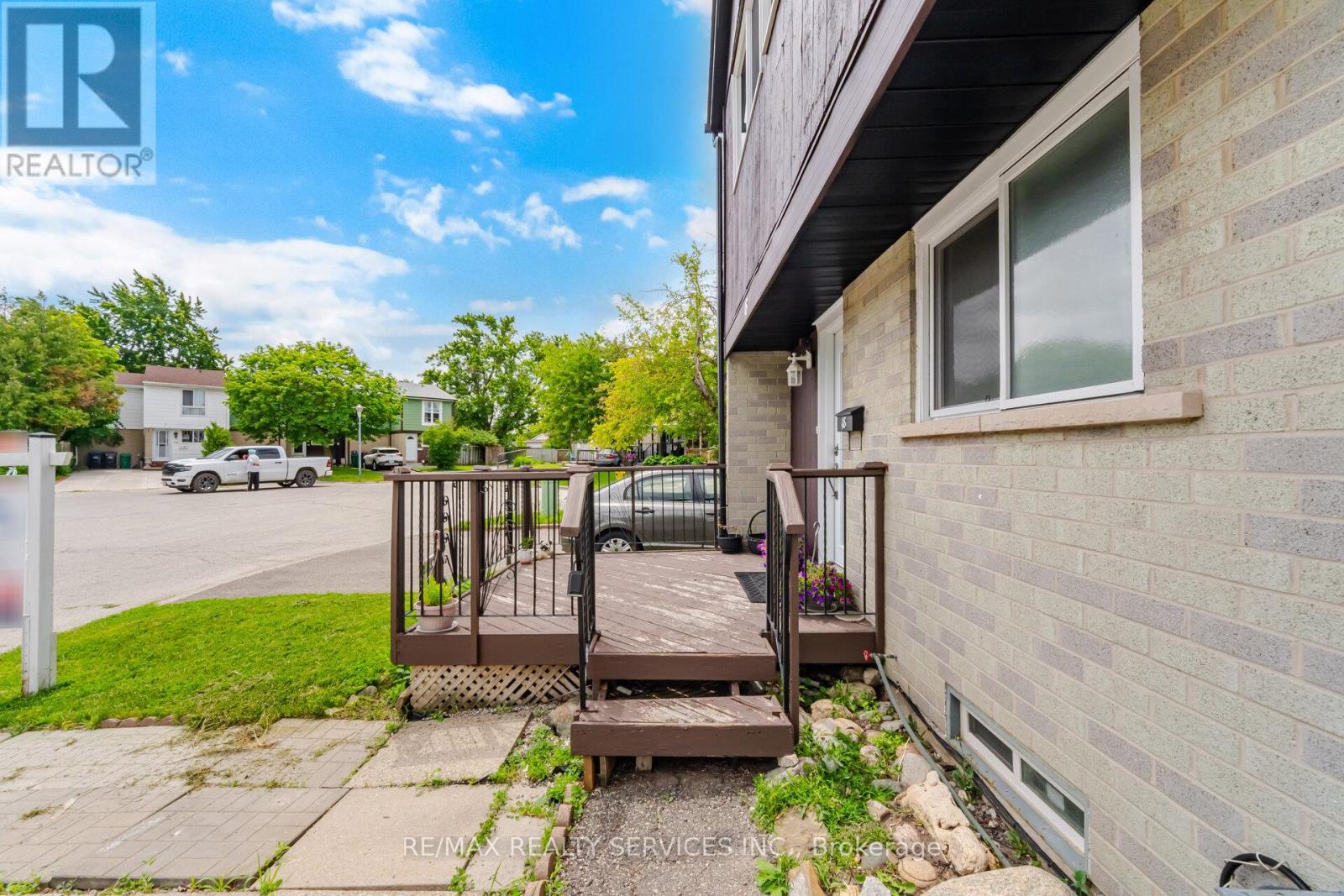 18 Gold Pine Court, Brampton, Ontario  L6S 2K6 - Photo 2 - W13498964