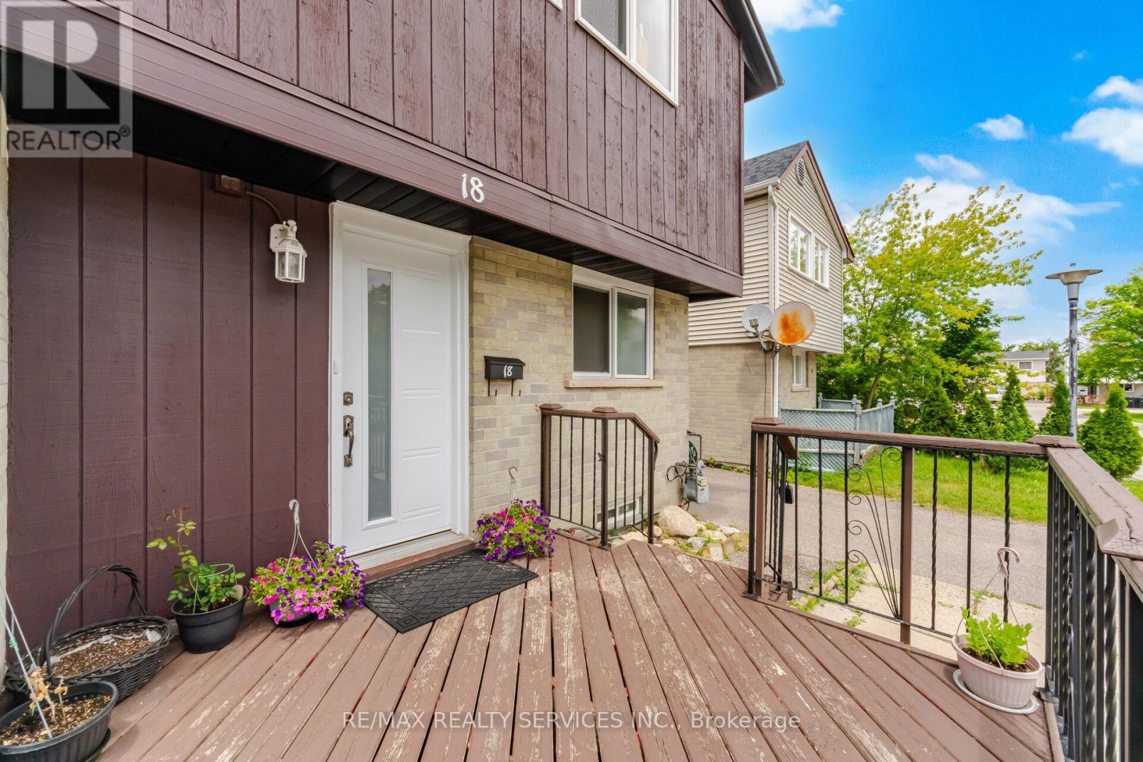 18 Gold Pine Court, Brampton, Ontario  L6S 2K6 - Photo 3 - W13498964