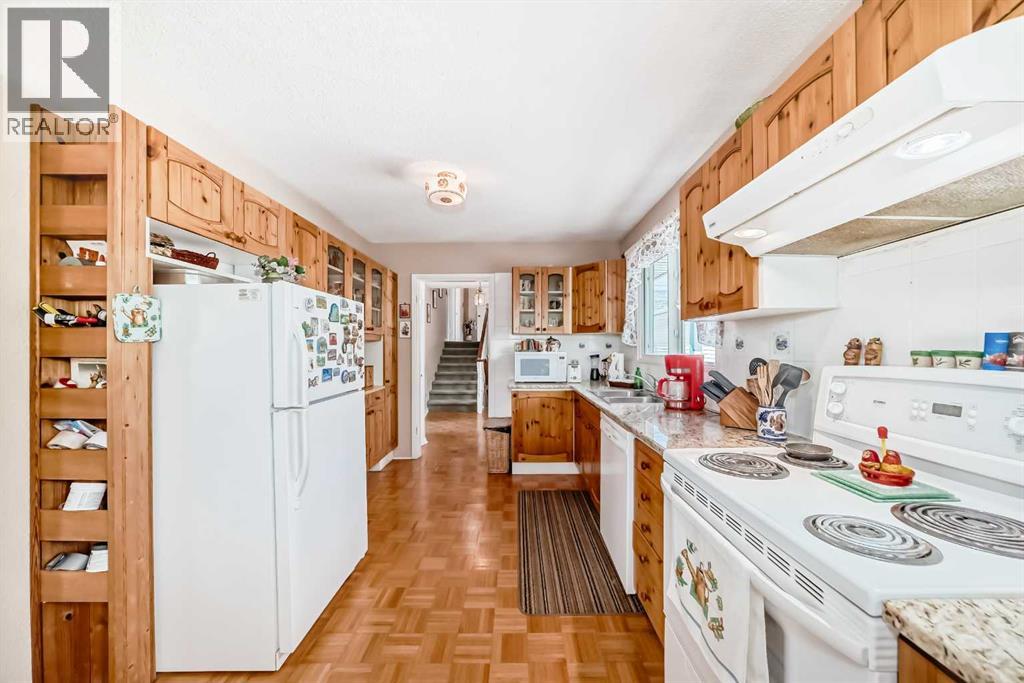 10737 Eamon Road NW, Calgary, Alberta  T3G 5H2 - Photo 9 - A2307479