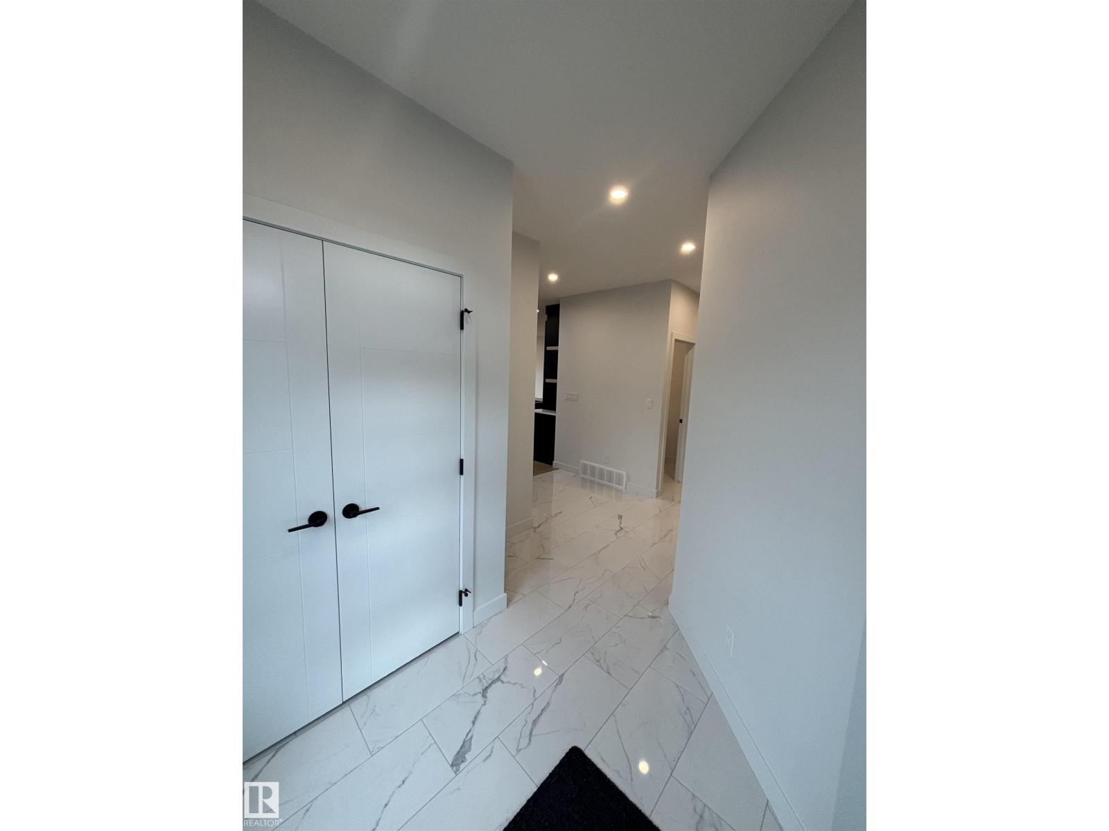 1061 Goldfinch Wy NW, Edmonton, Alberta  T5S 0R2 - Photo 3 - E4496177