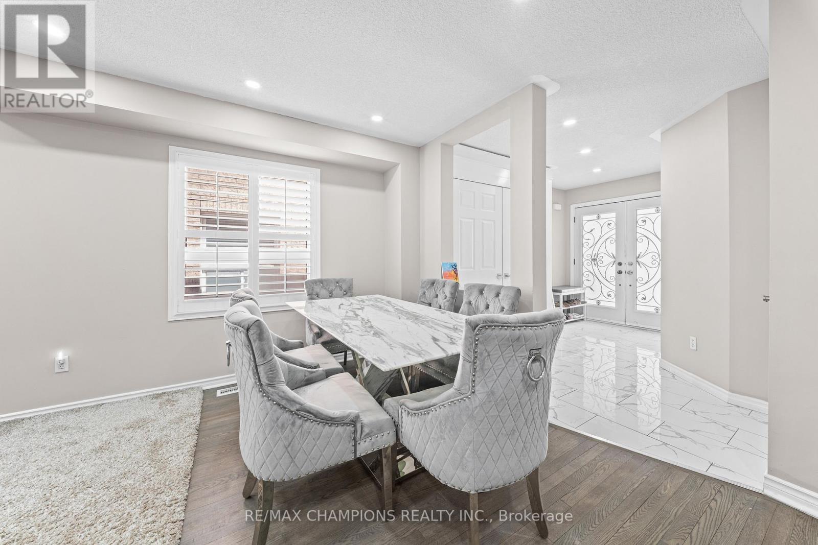 42 Abbotsbury Drive, Brampton, Ontario  L6X 0S3 - Photo 4 - W13461058