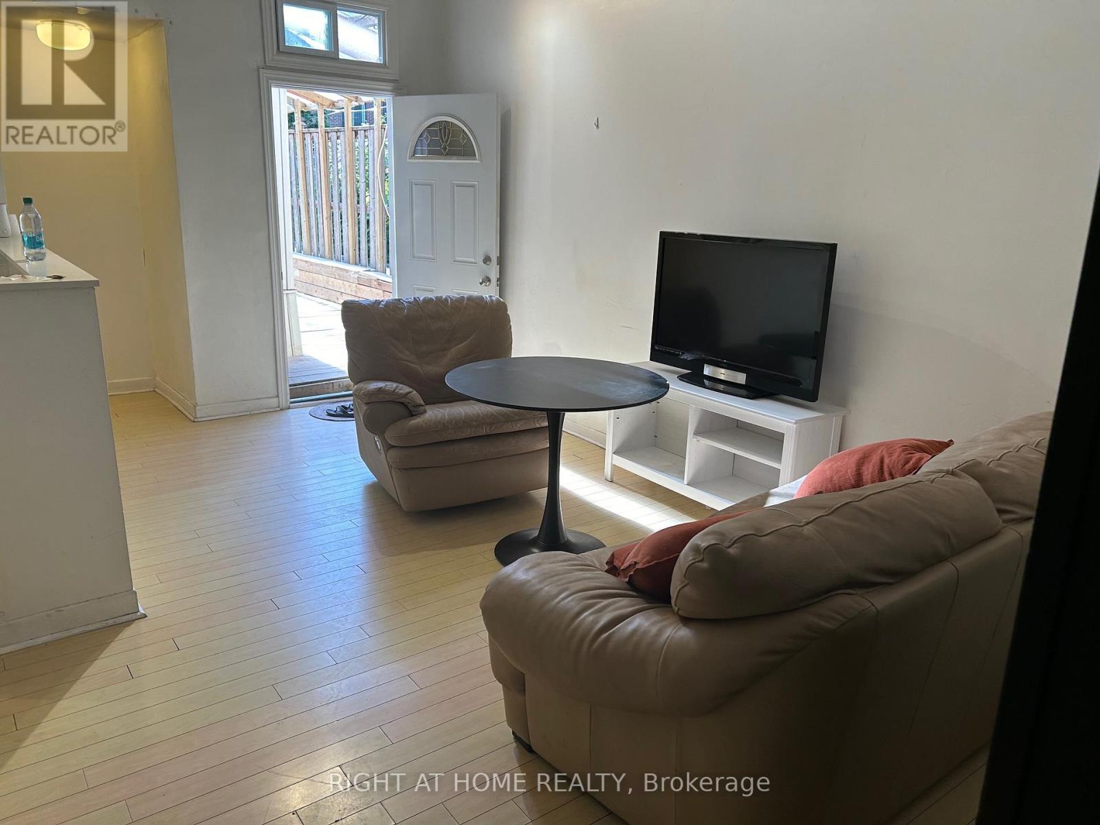 B - 210 Mccaul Street, Toronto, Ontario  M5T 1W5 - Photo 2 - C13499270