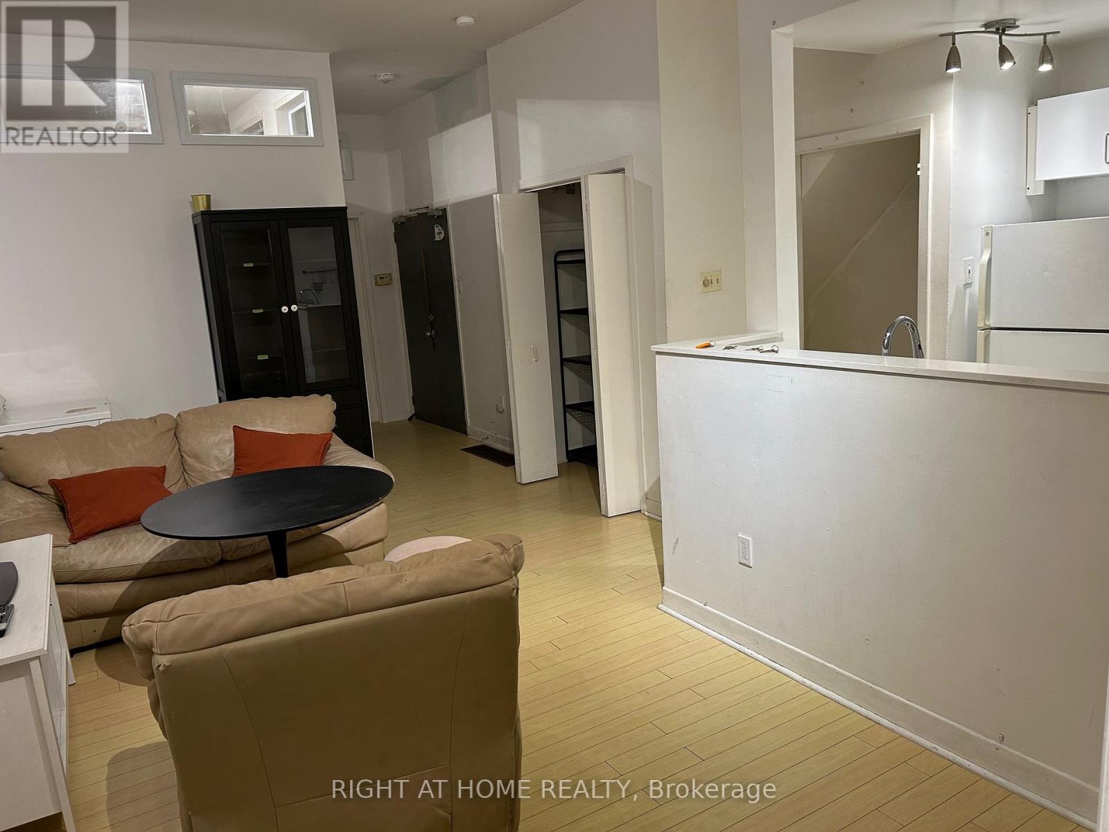 B - 210 Mccaul Street, Toronto, Ontario  M5T 1W5 - Photo 3 - C13499270