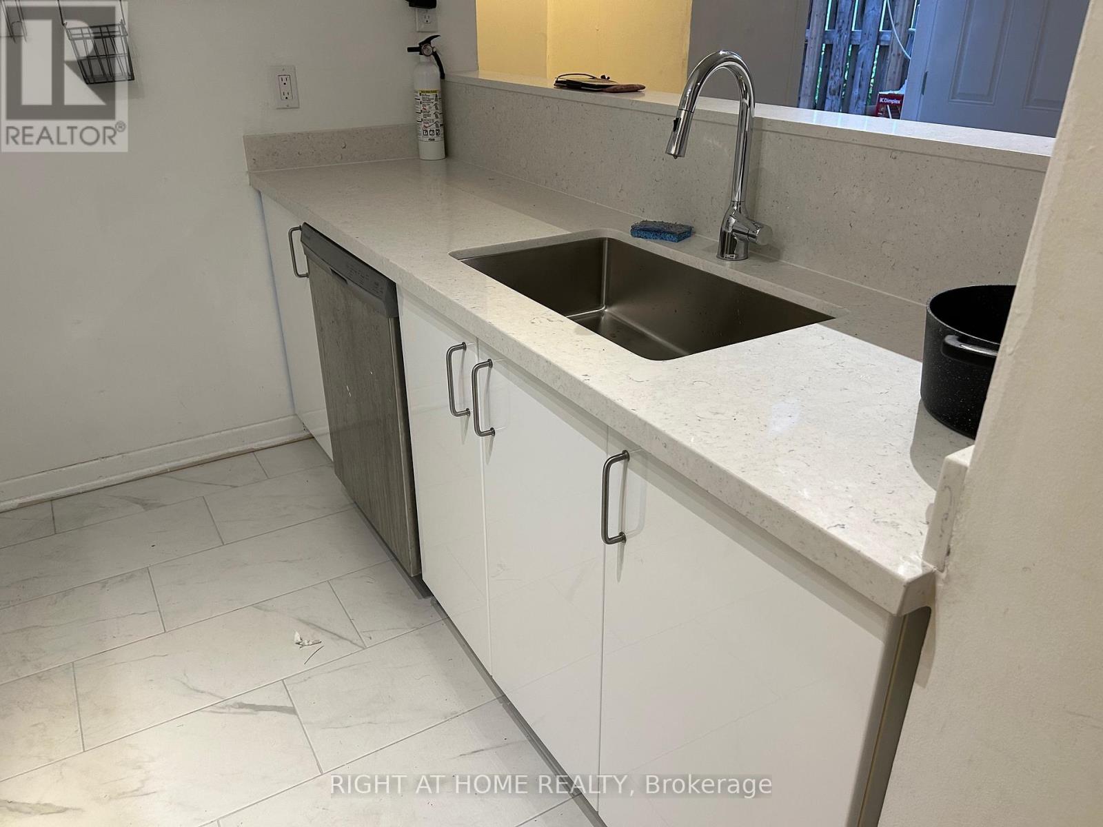B - 210 Mccaul Street, Toronto, Ontario  M5T 1W5 - Photo 5 - C13499270