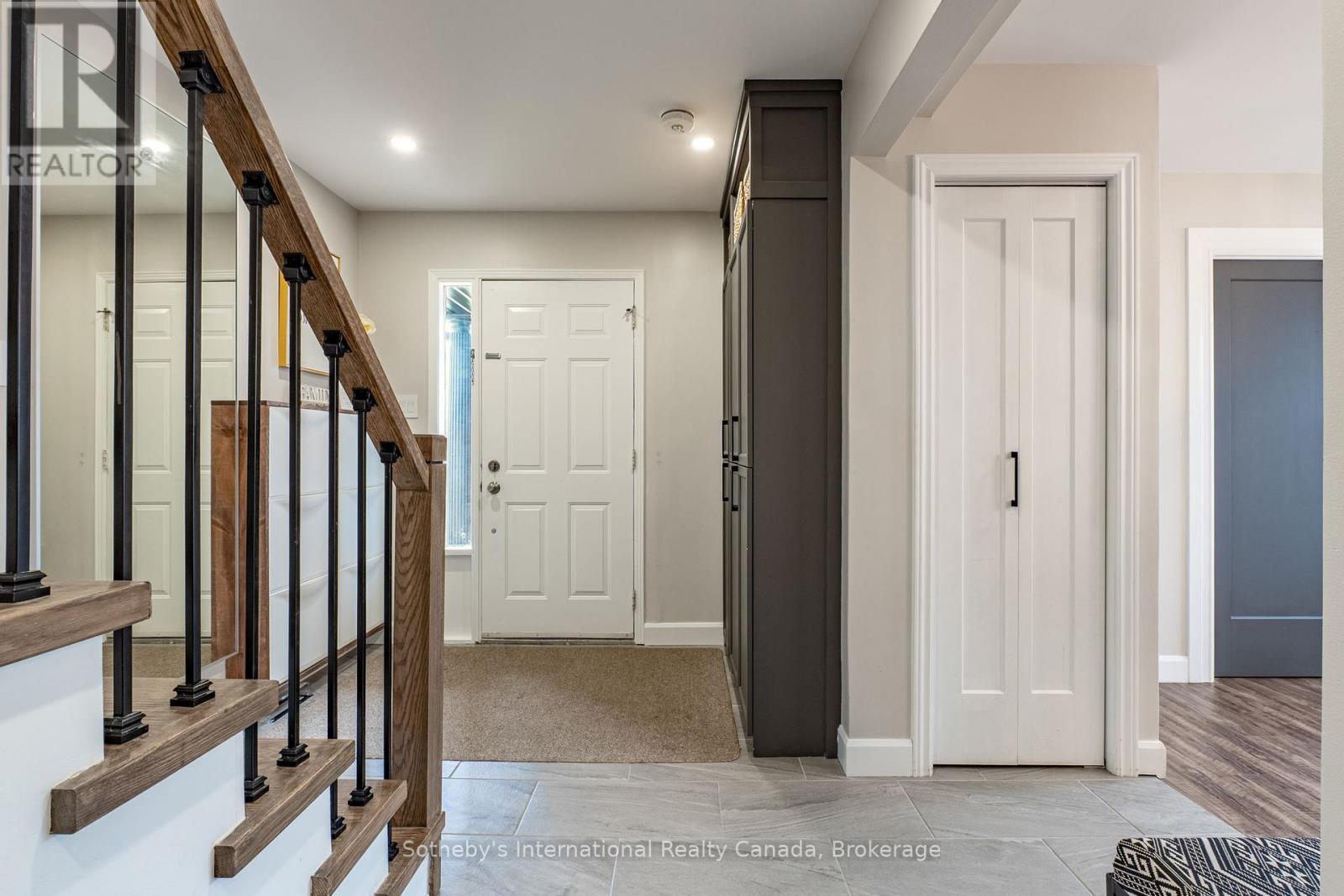 23 Carr Drive, Barrie (Letitia Heights), Ontario  L4N 6M9 - Photo 4 - S13499442
