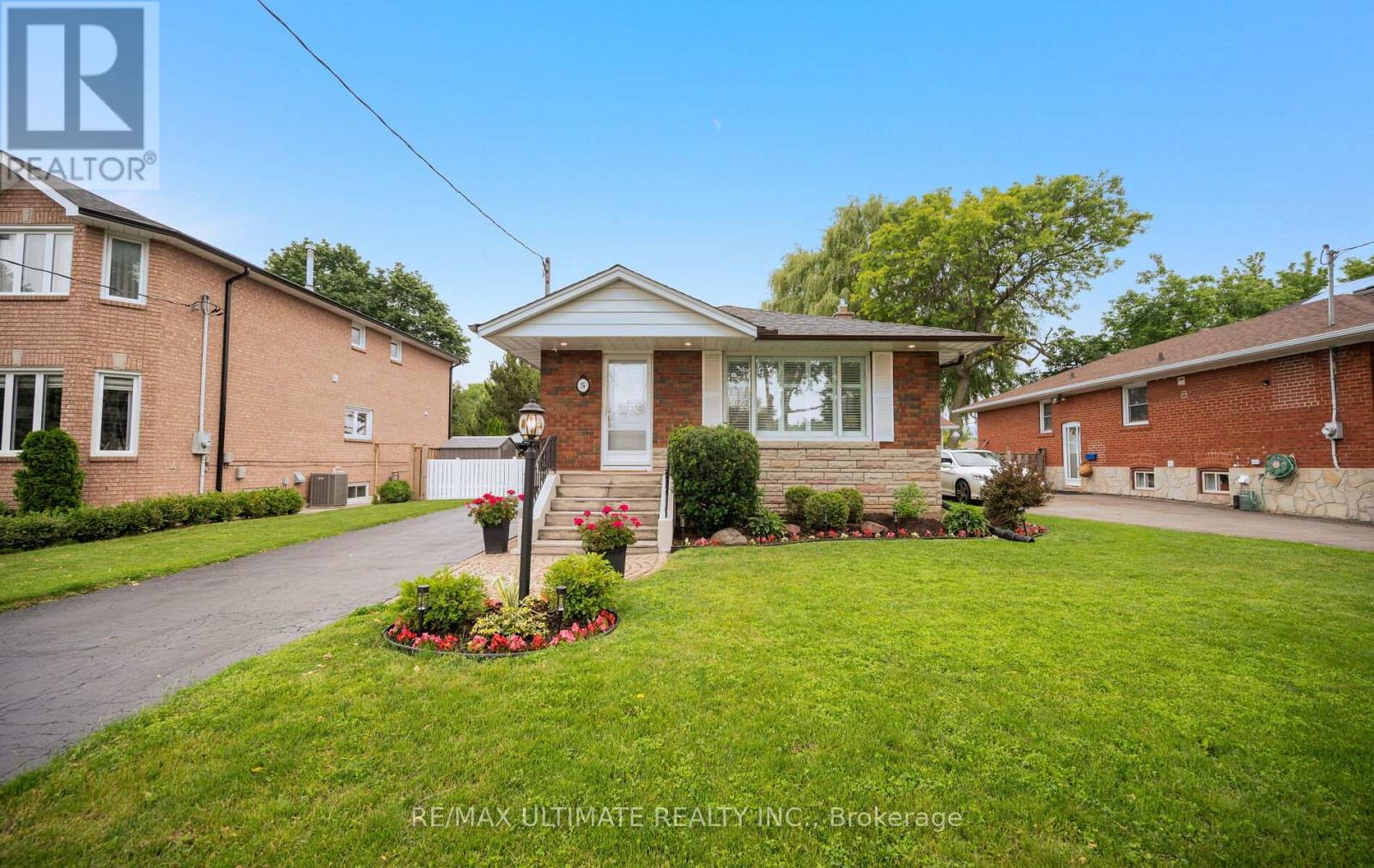 5 MENDIP CRESCENT, Toronto, Ontario