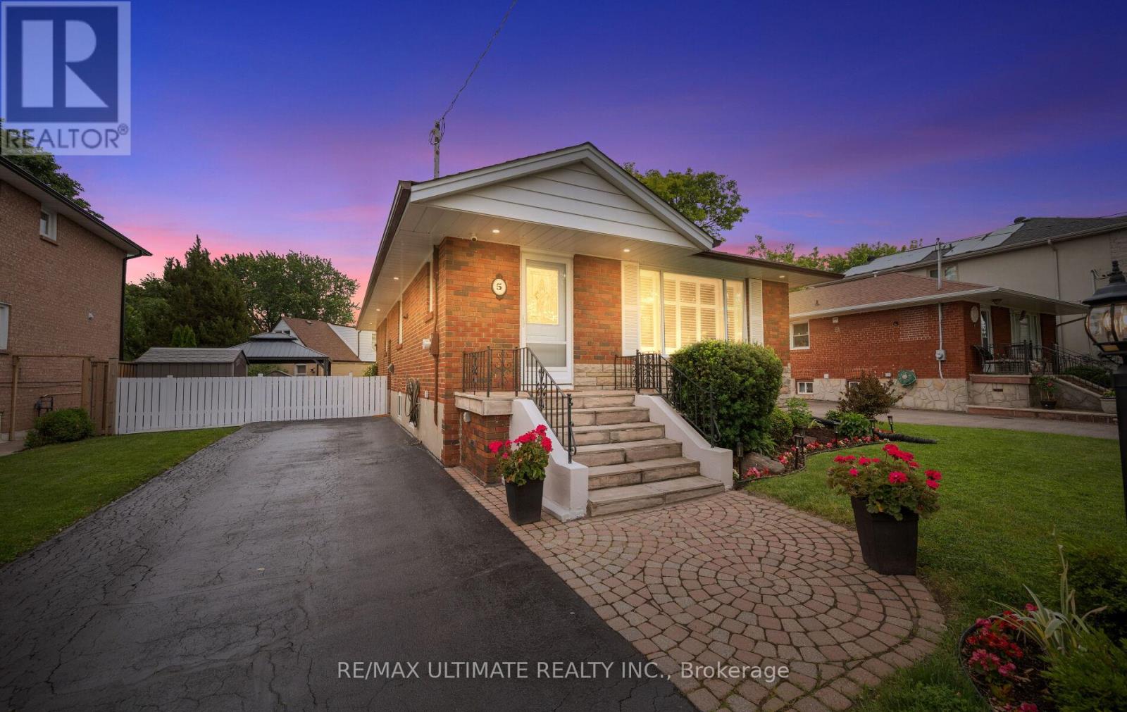 5 Mendip Crescent, Toronto, Ontario  M1P 1Y3 - Photo 3 - E13499358
