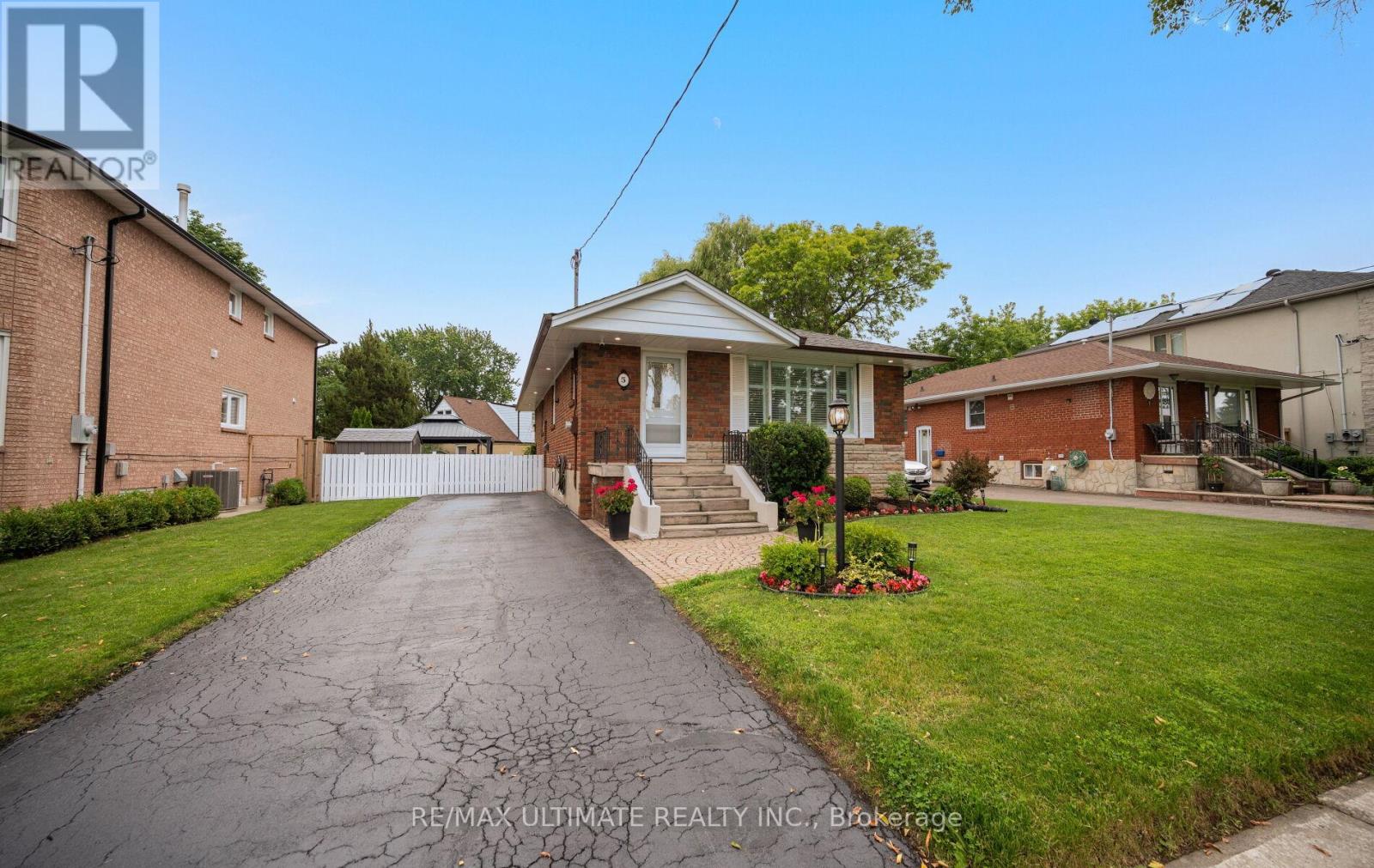 5 Mendip Crescent, Toronto, Ontario  M1P 1Y3 - Photo 4 - E13499358