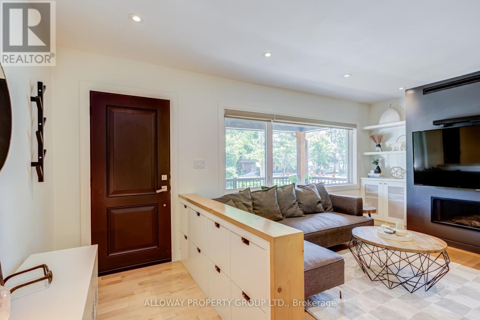 22 Fourth Street, Toronto, Ontario  M8V 2Y3 - Photo 4 - W13499446
