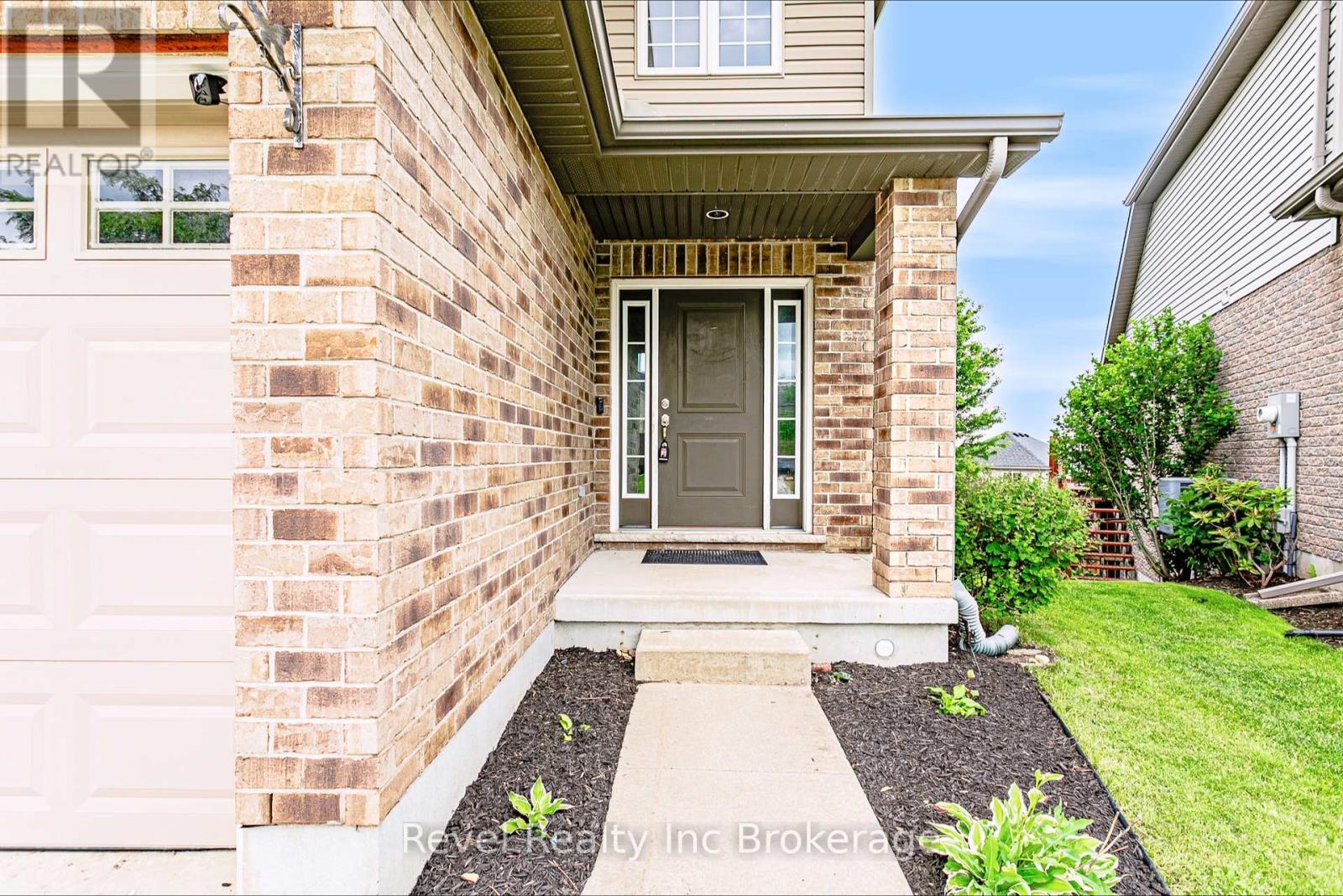 702 Frontenac Crescent, Woodstock, Ontario  N4V 0B1 - Photo 3 - X13499480