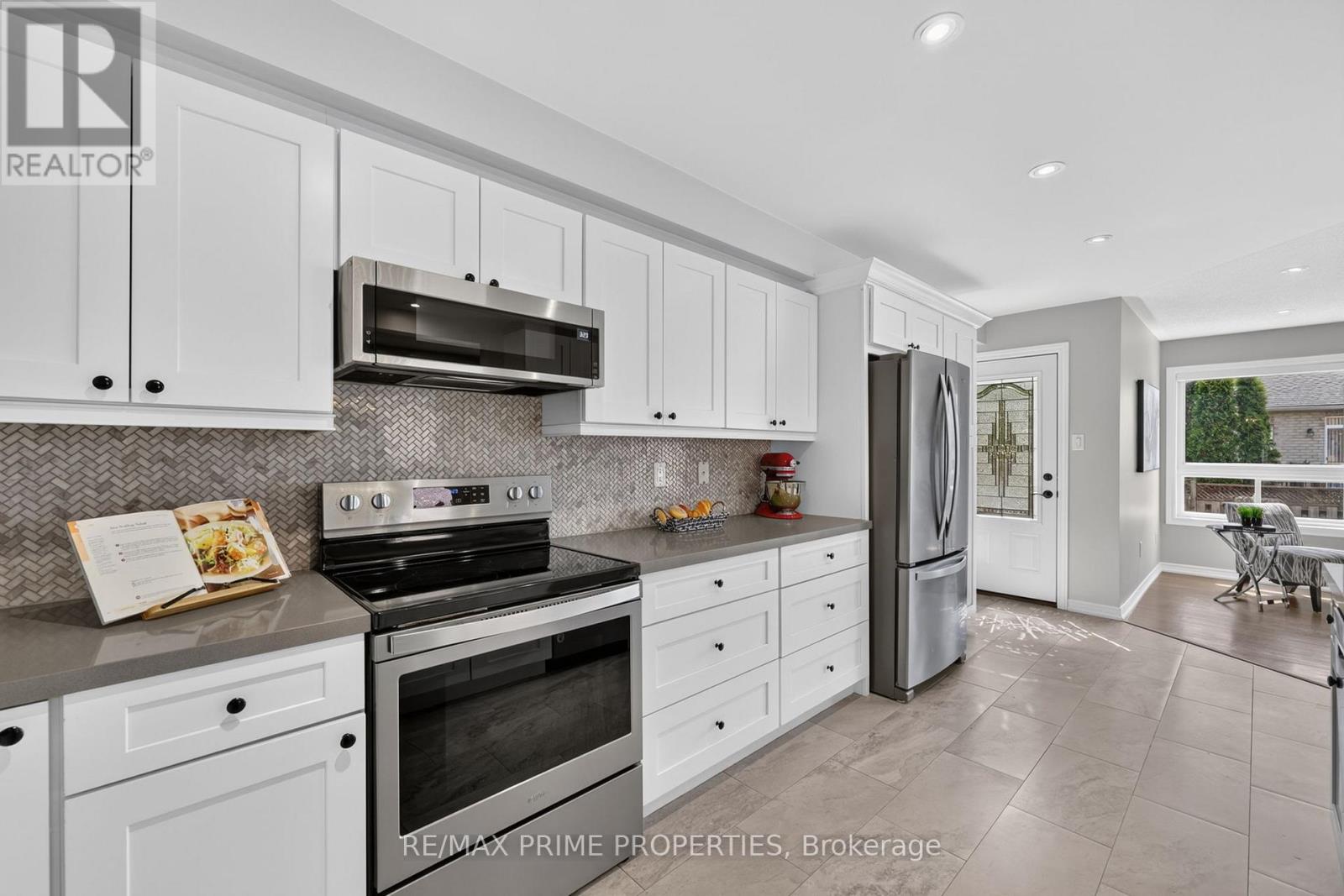 77 Margaret Graham Crescent, East Gwillimbury (Mt Albert), Ontario  L0G 1M0 - Photo 2 - N13499522