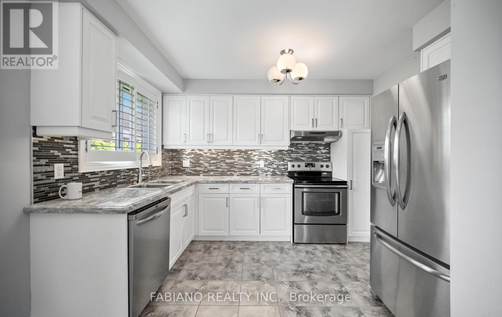 48 Sorlyn Avenue, Toronto, Ontario  M6L 1H8 - Photo 12 - W13499502