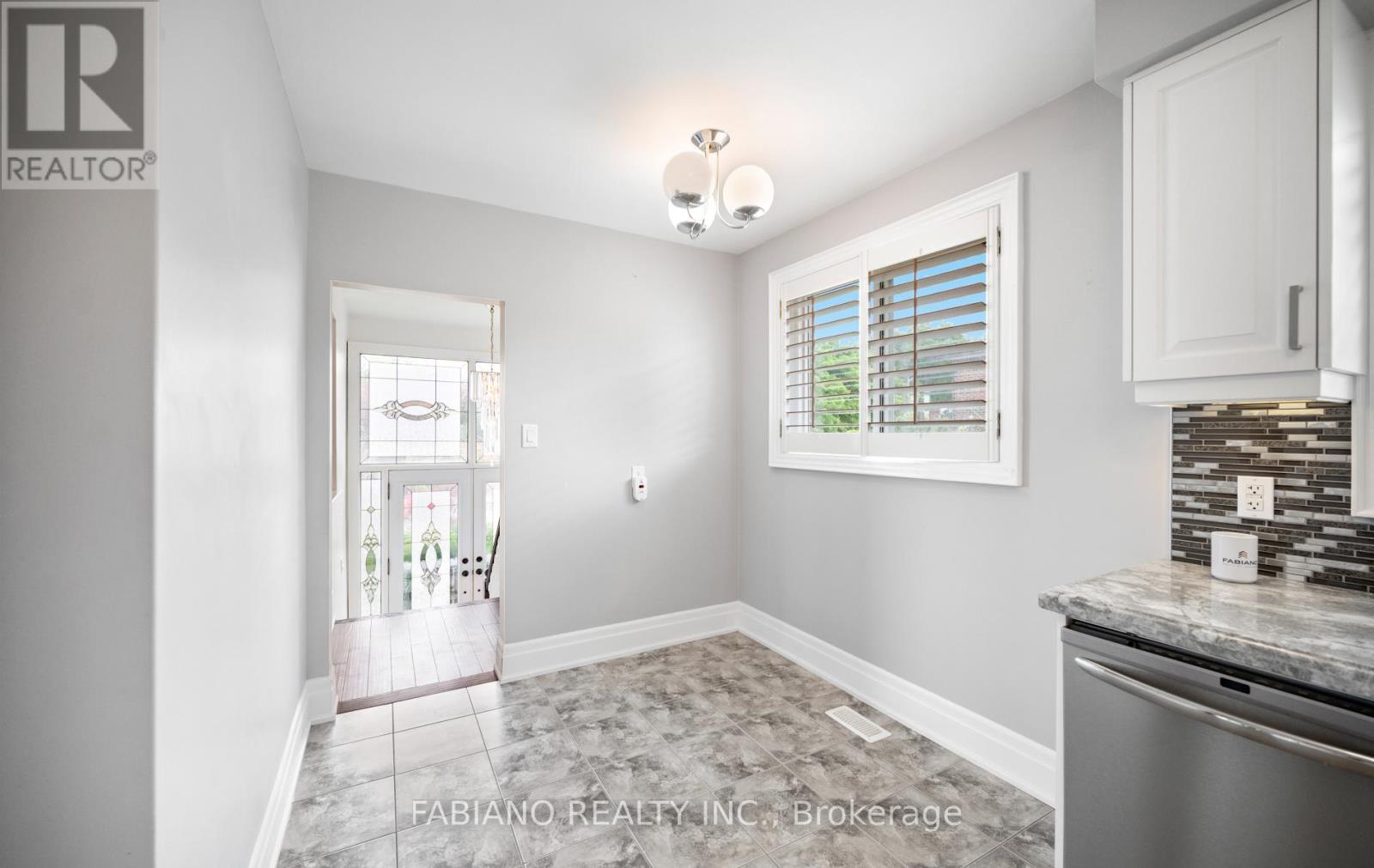 48 Sorlyn Avenue, Toronto, Ontario  M6L 1H8 - Photo 14 - W13499502