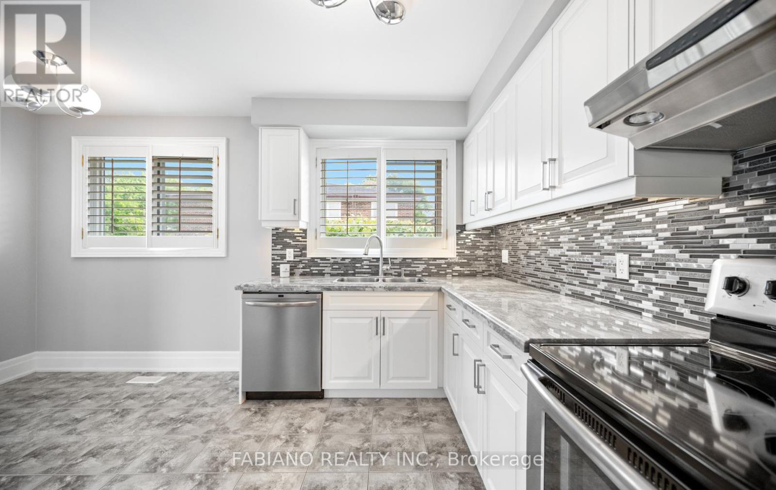 48 Sorlyn Avenue, Toronto, Ontario  M6L 1H8 - Photo 15 - W13499502