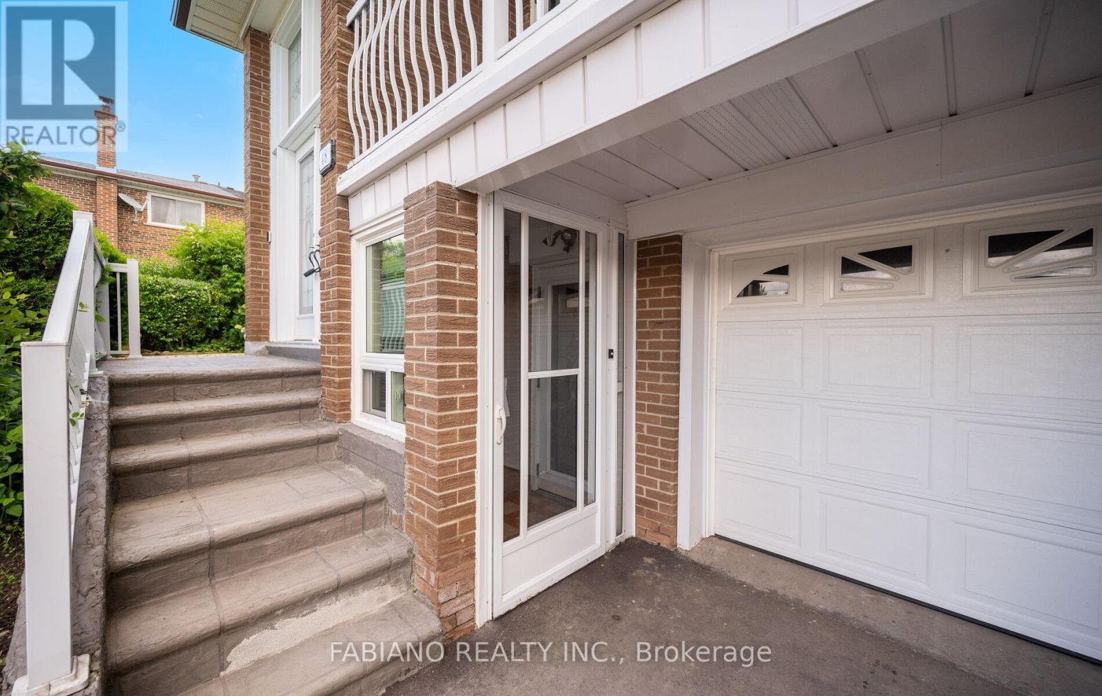 48 Sorlyn Avenue, Toronto, Ontario  M6L 1H8 - Photo 4 - W13499502