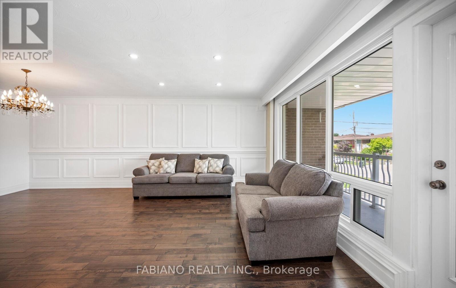 48 Sorlyn Avenue, Toronto, Ontario  M6L 1H8 - Photo 6 - W13499502