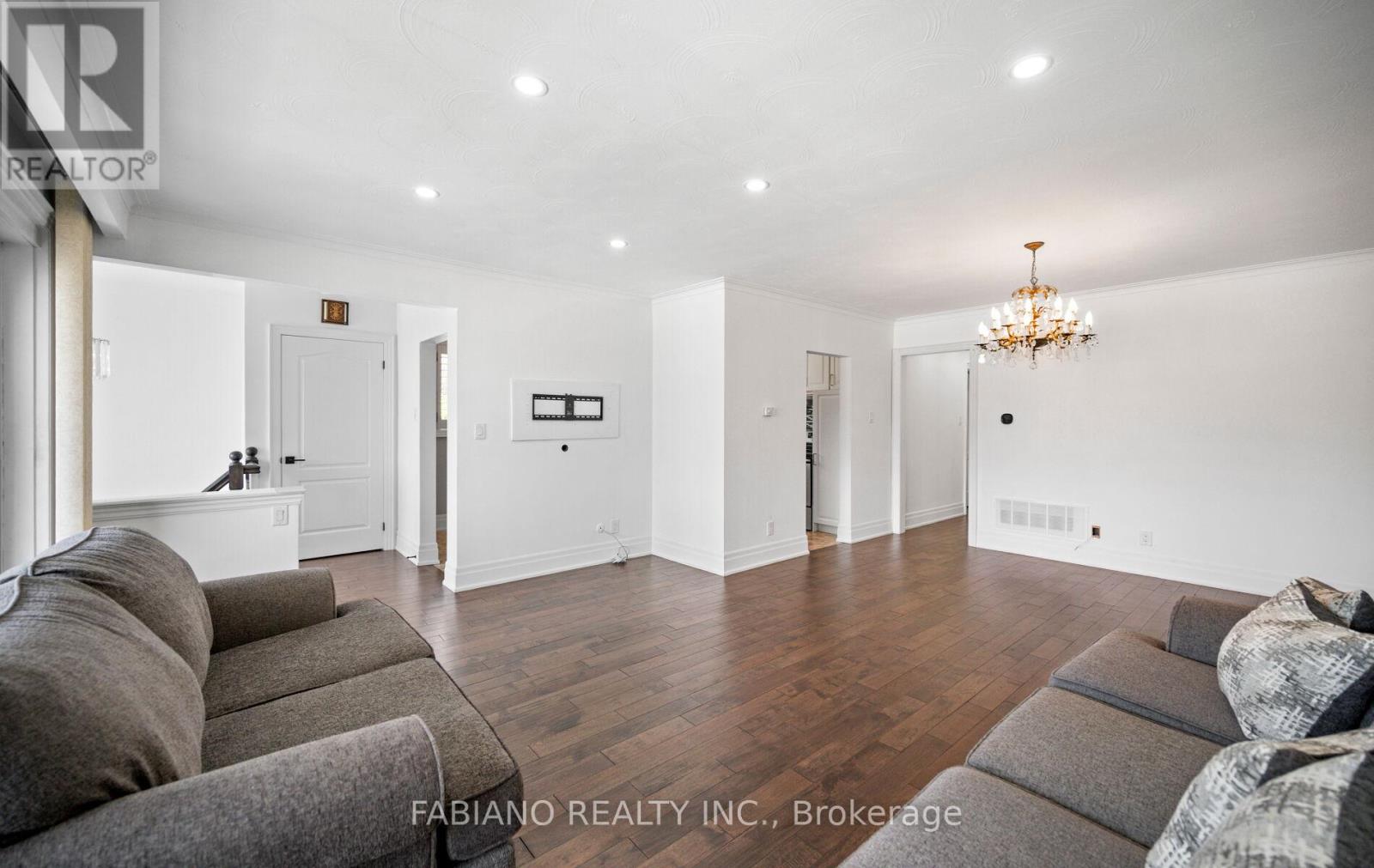 48 Sorlyn Avenue, Toronto, Ontario  M6L 1H8 - Photo 7 - W13499502