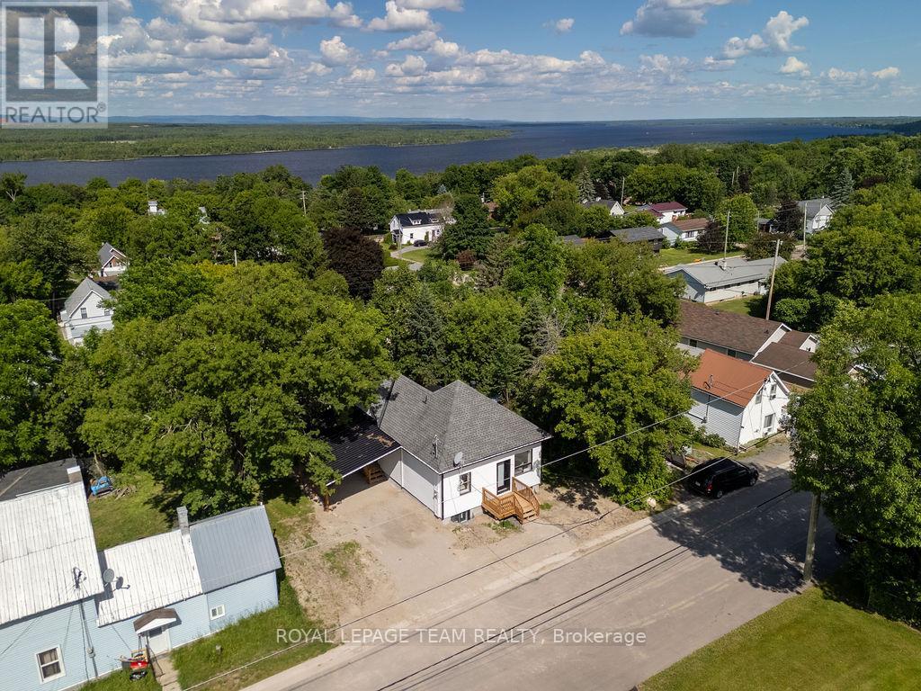 29 Gillies Street, Mcnab/braeside, Ontario  K0A 1G0 - Photo 2 - X13499546