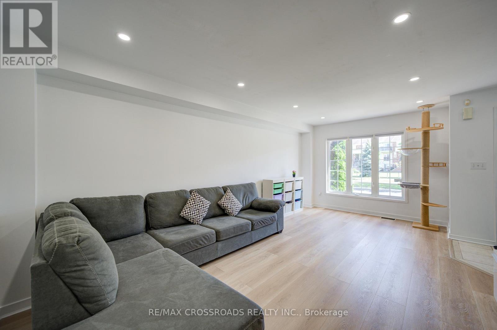 2278 Bur Oak Avenue, Markham, Ontario  L6E 1M1 - Photo 3 - N13478164