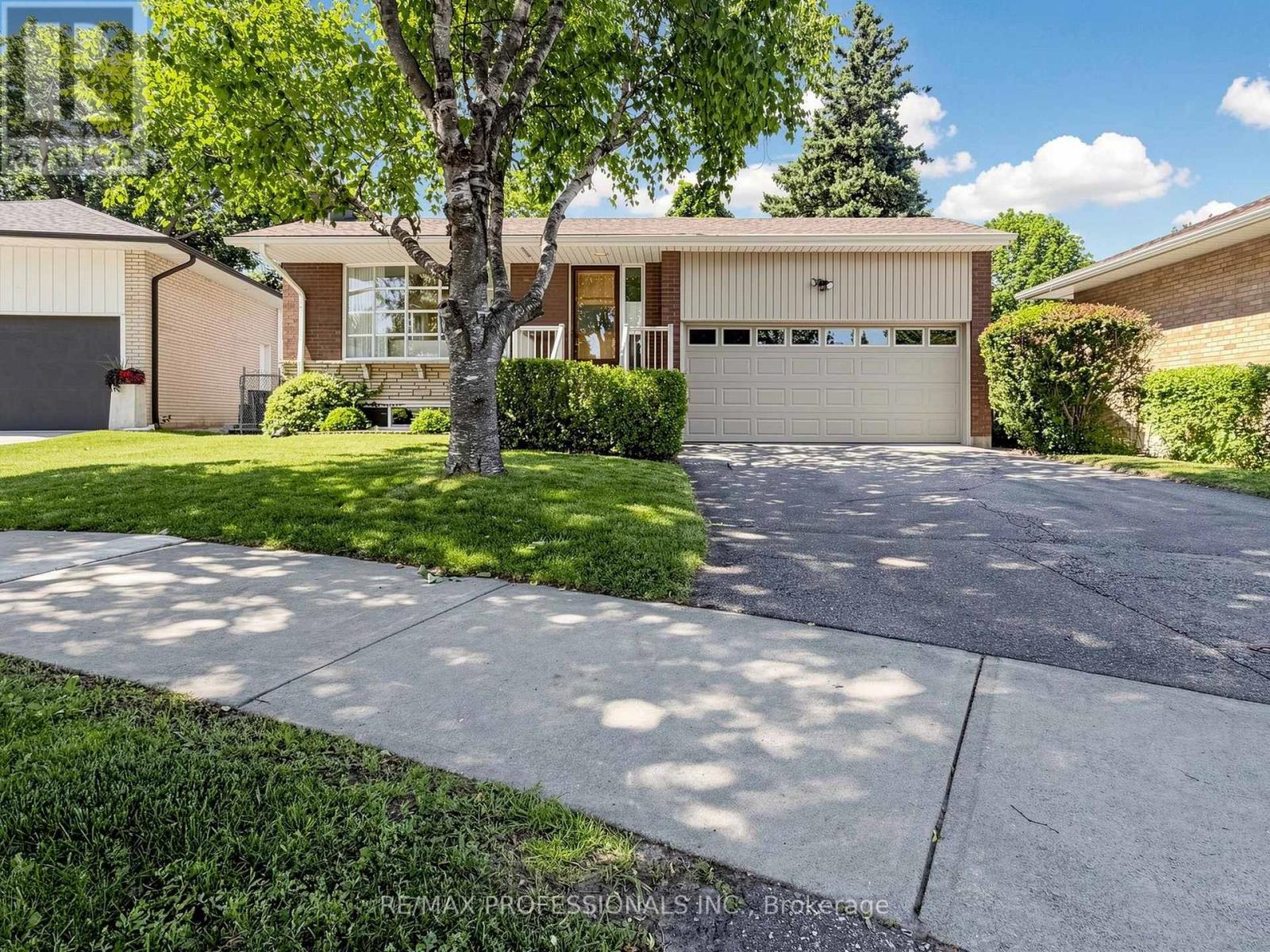 49 LAURELWOOD CRESCENT, Toronto, Ontario