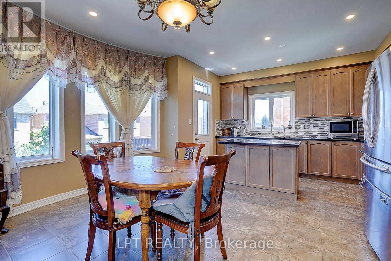 1168 Mctavish Drive, Newmarket, Ontario  L3X 0A7 - Photo 11 - N13497026