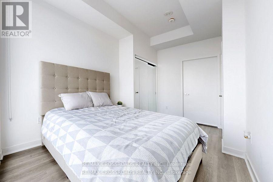 5804 - 3900 Confederation Parkway, Mississauga, Ontario  L5B 0M3 - Photo 10 - W13500028