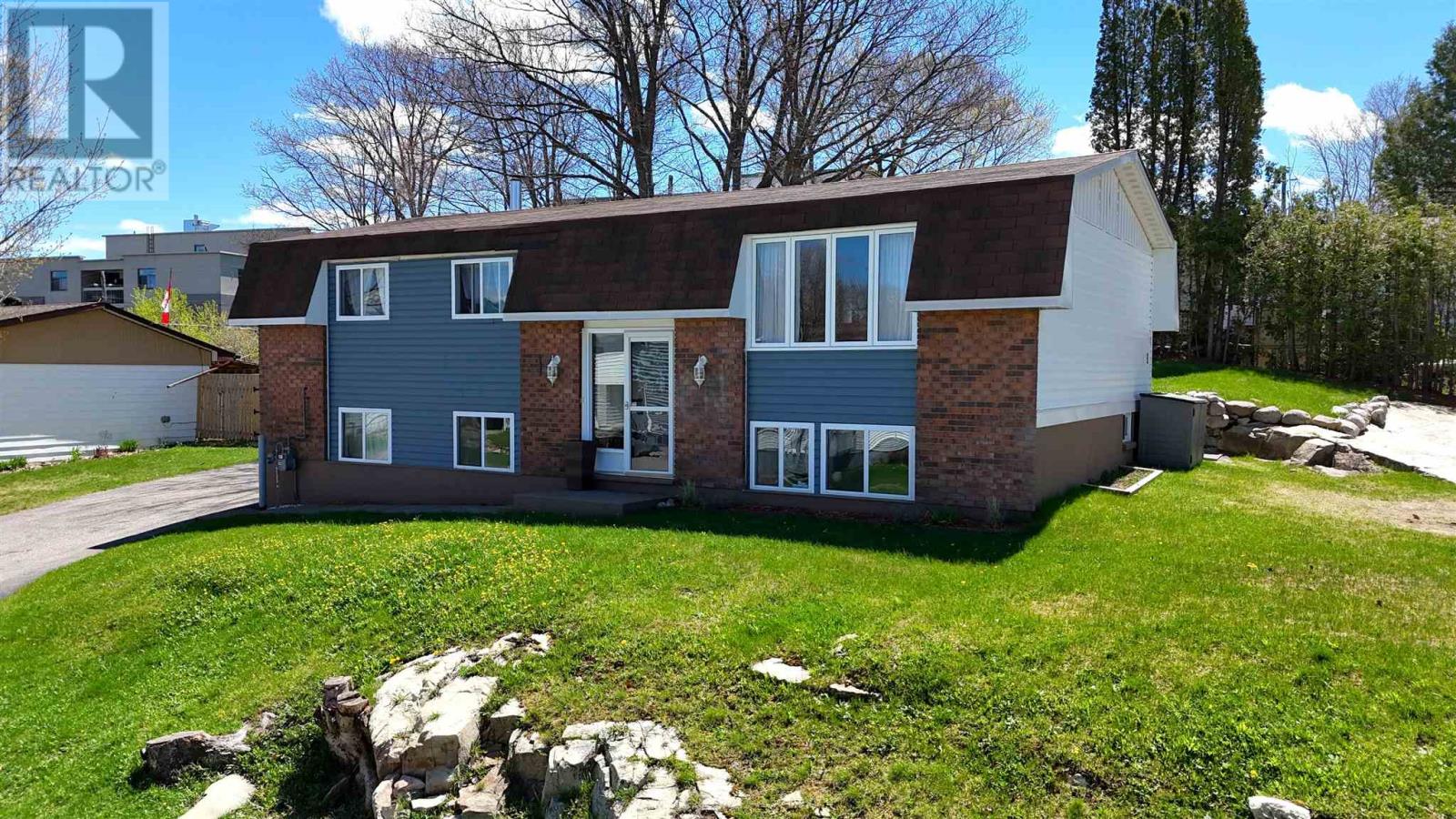 1 Gillanders RD, Elliot Lake, Ontario
