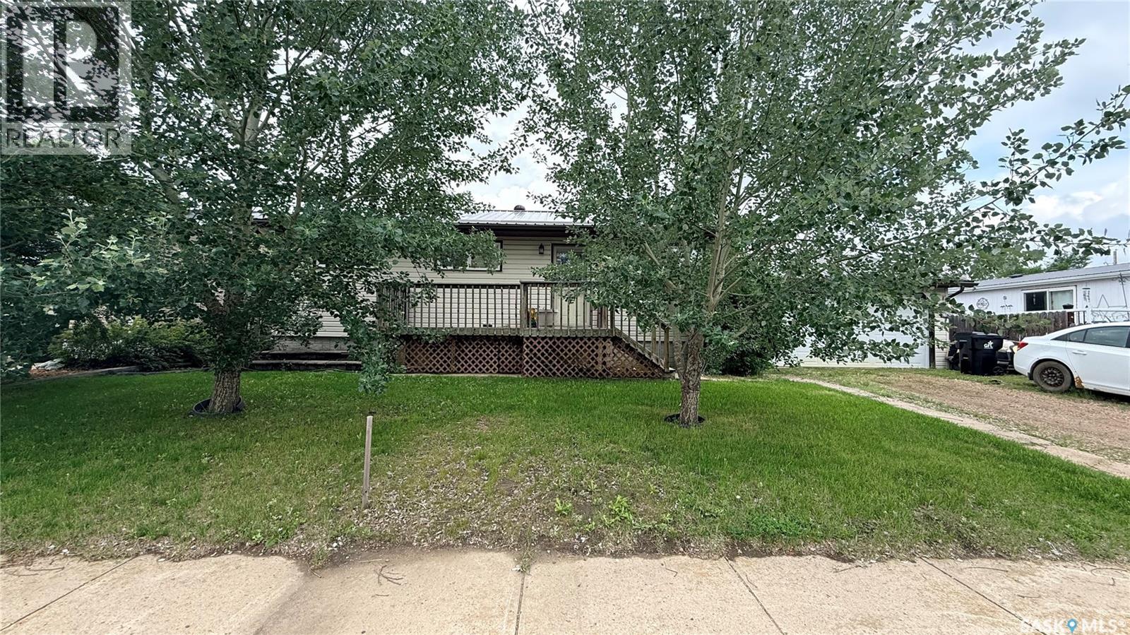 709 Bradley Avenue, Bienfait, Saskatchewan  S0C 0M0 - Photo 2 - SK040903