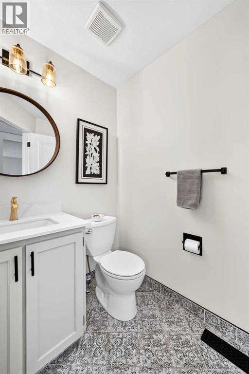 47 Canterbury Court Sw, Calgary, Alberta  T2W 6C2 - Photo 17 - A2323968