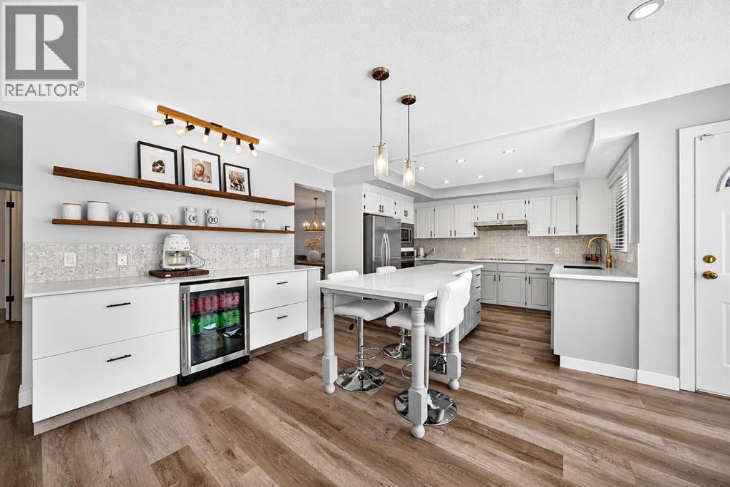47 Canterbury Court Sw, Calgary, Alberta  T2W 6C2 - Photo 5 - A2323968