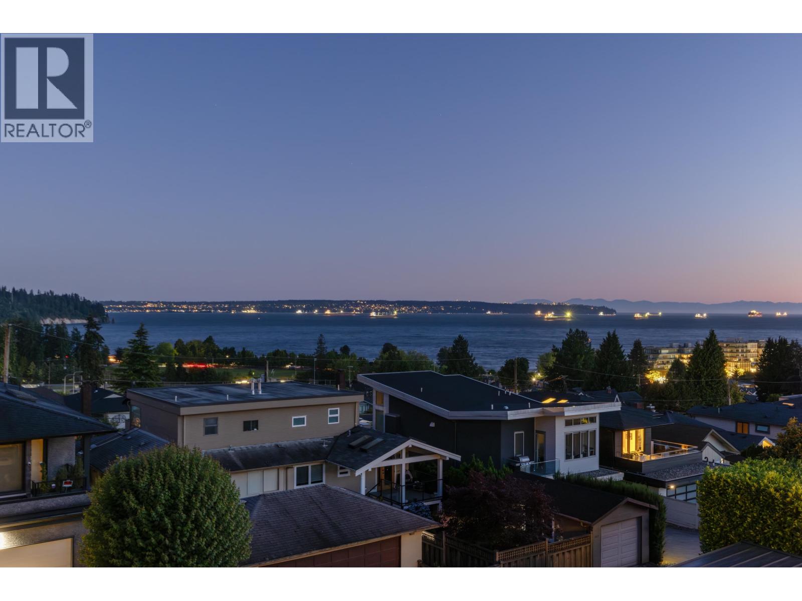 1104 ESQUIMALT AVENUE, West Vancouver, British Columbia
