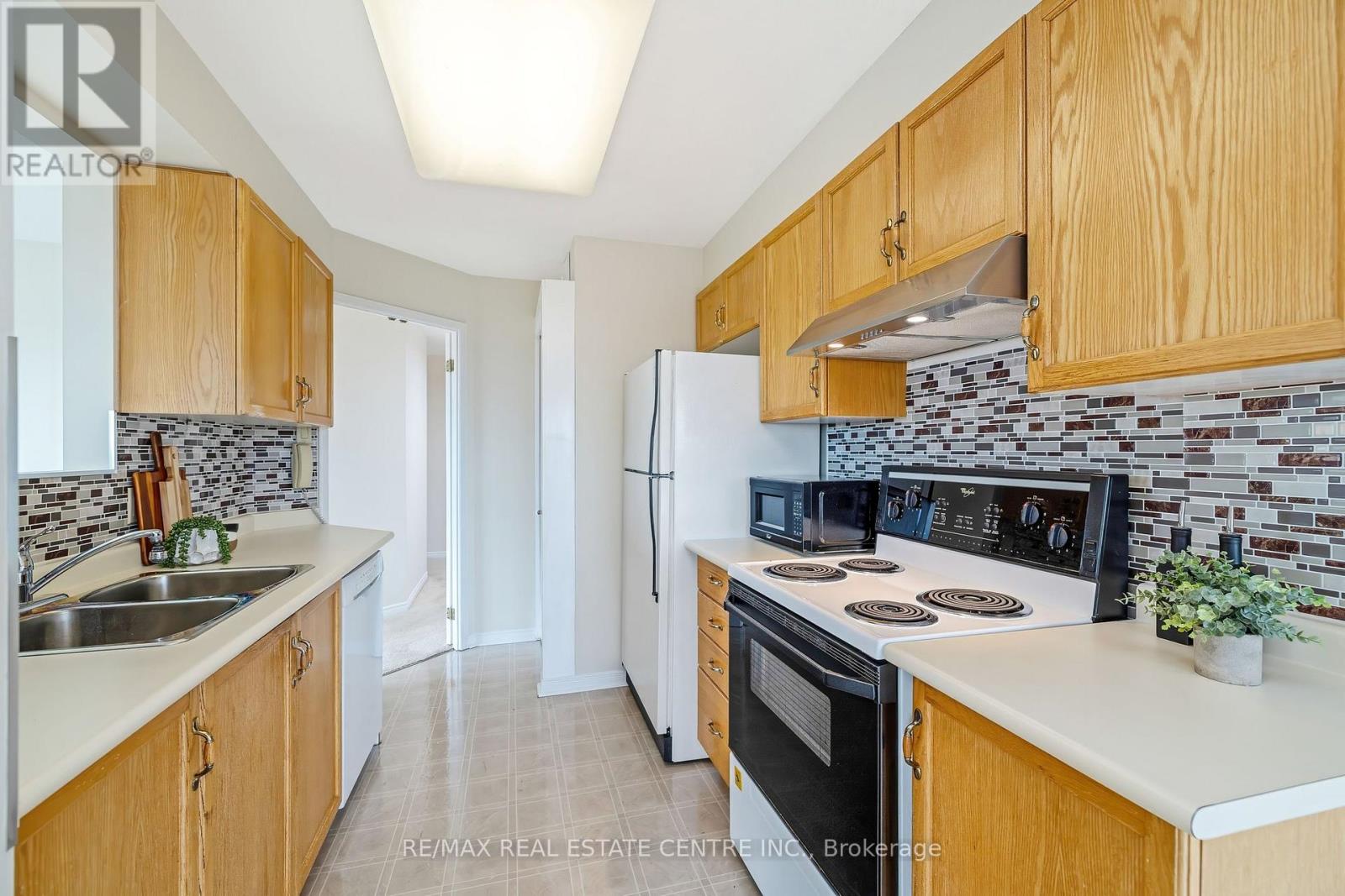 1202 - 100 Millside Drive, Milton, Ontario  L9T 5E2 - Photo 27 - W13500596