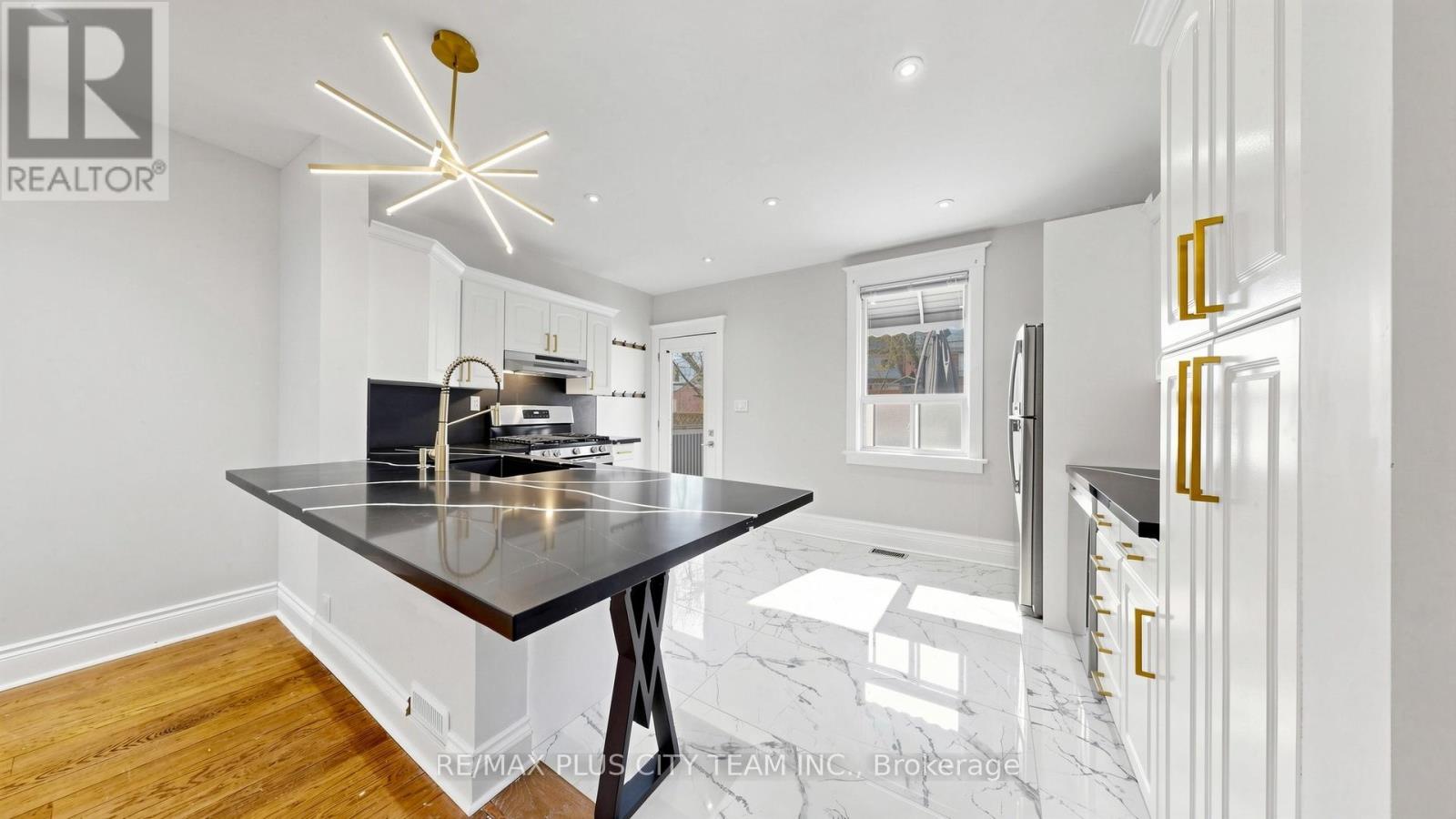 402 WOODBINE AVENUE, Toronto, Ontario